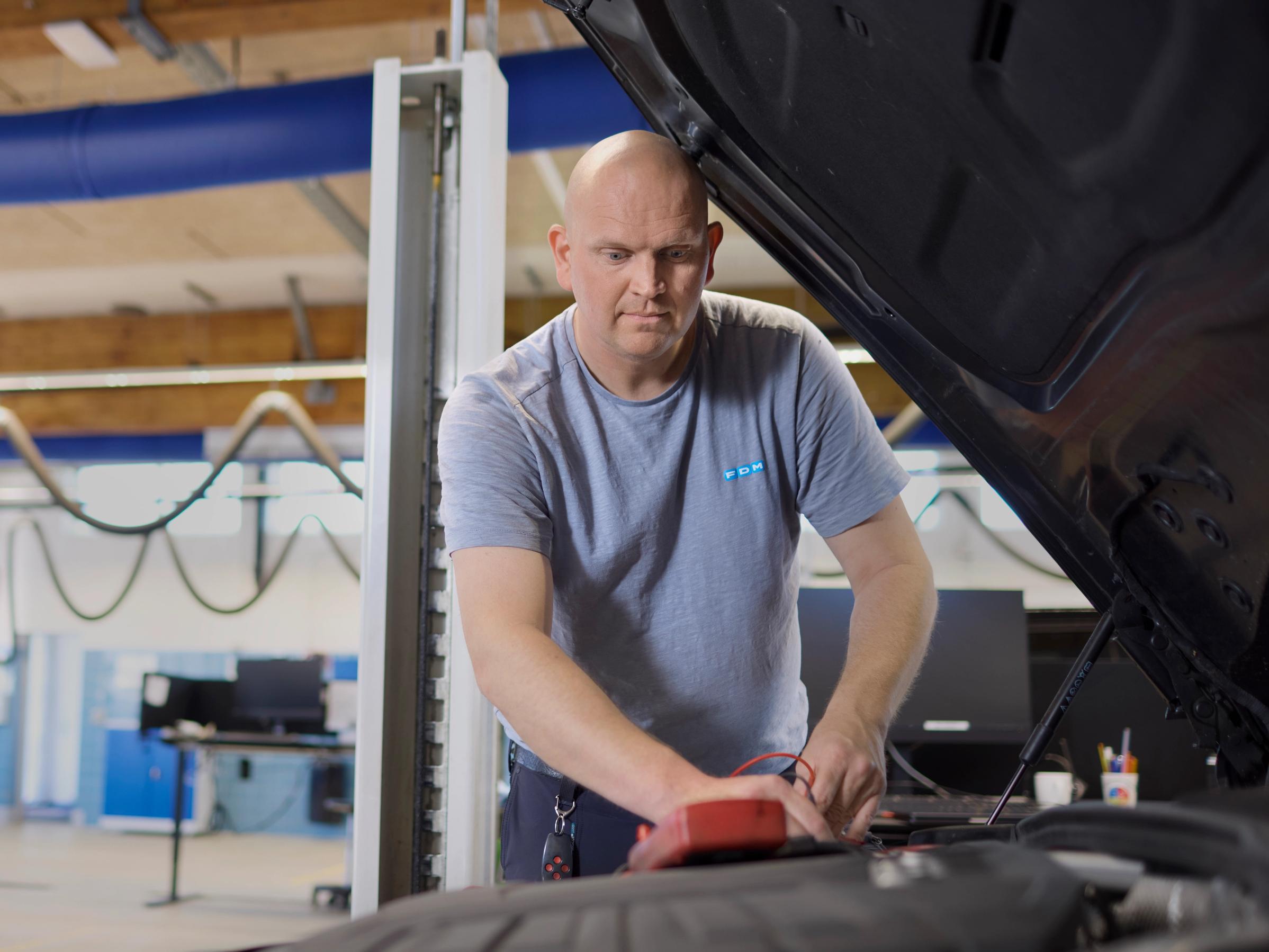 FDM medarbejder tjekker strøm på bil