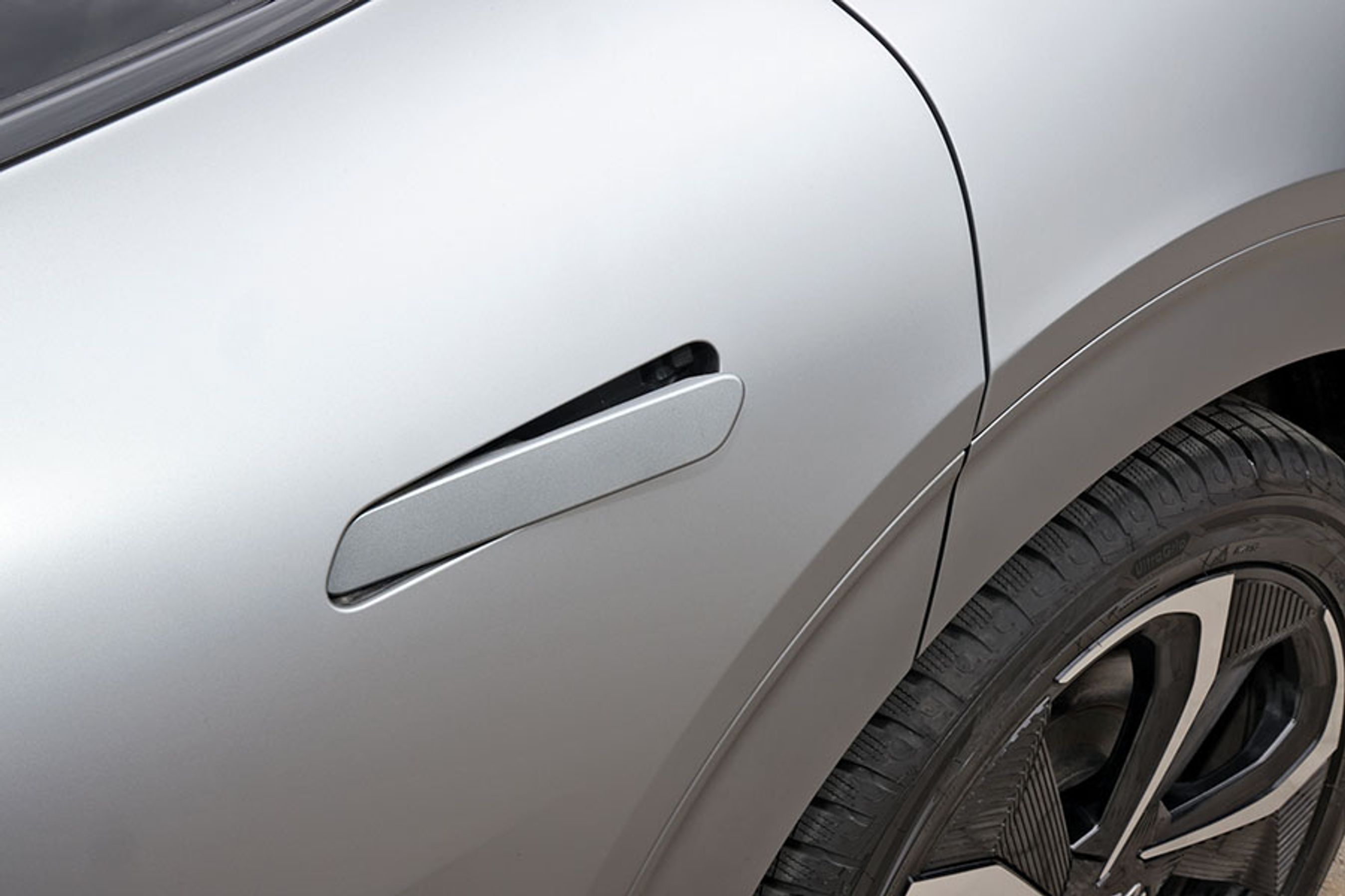 Dørhåndtagene er indfældet i dørene og vipper ud, når man nærmer sig bilen med nøglen i lommen. Men i mange andre tilfælde skal man stå og bakse med at få håndtagene til at makke ret. Det er set meget bedre i mange andre biler – men desværre også værre.