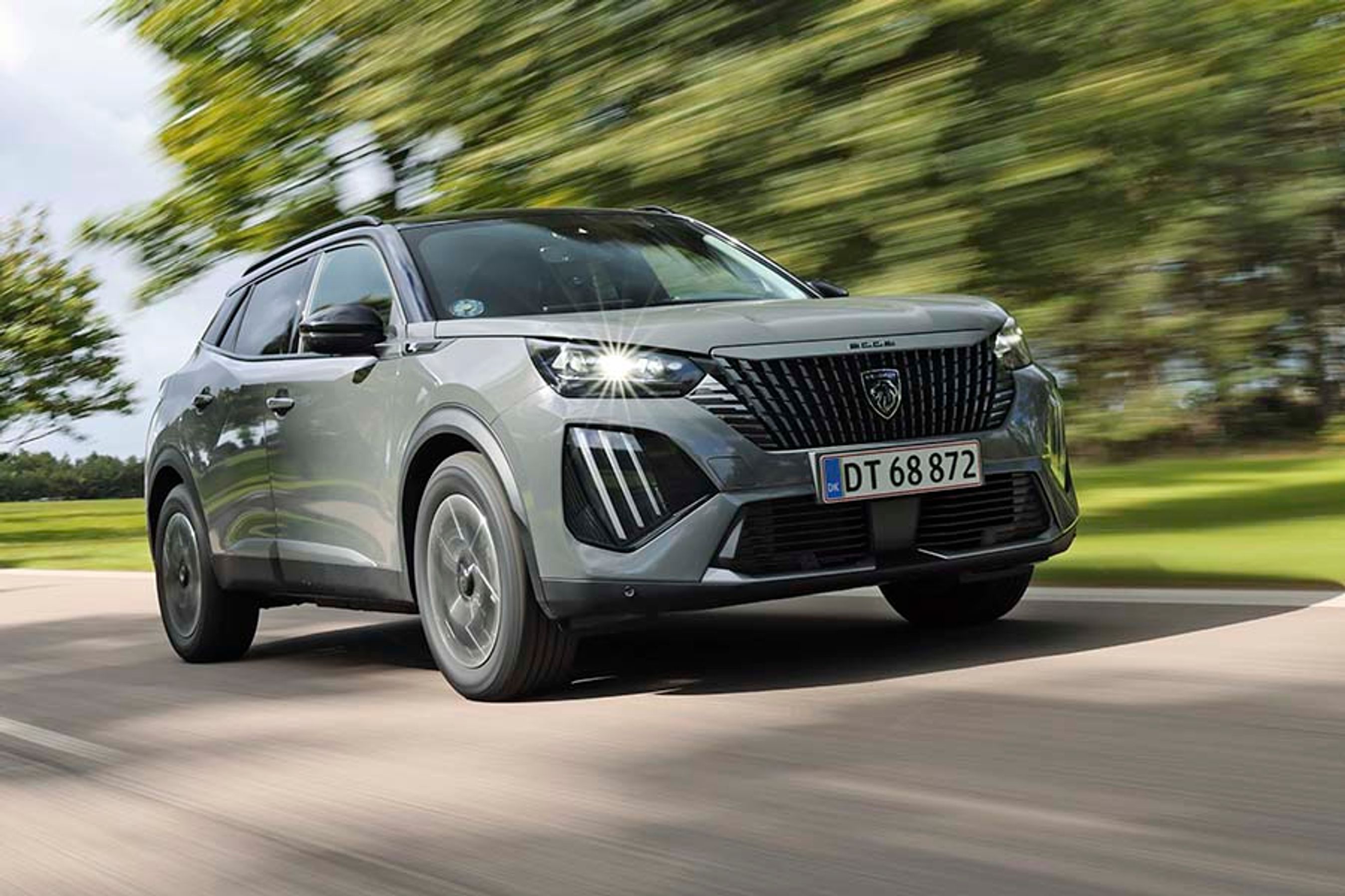 Peugeot E-2008 har netop fået et facelift med det nye løve-logo i fronten. Samtidig er elmotoren og batteriet forbedret.