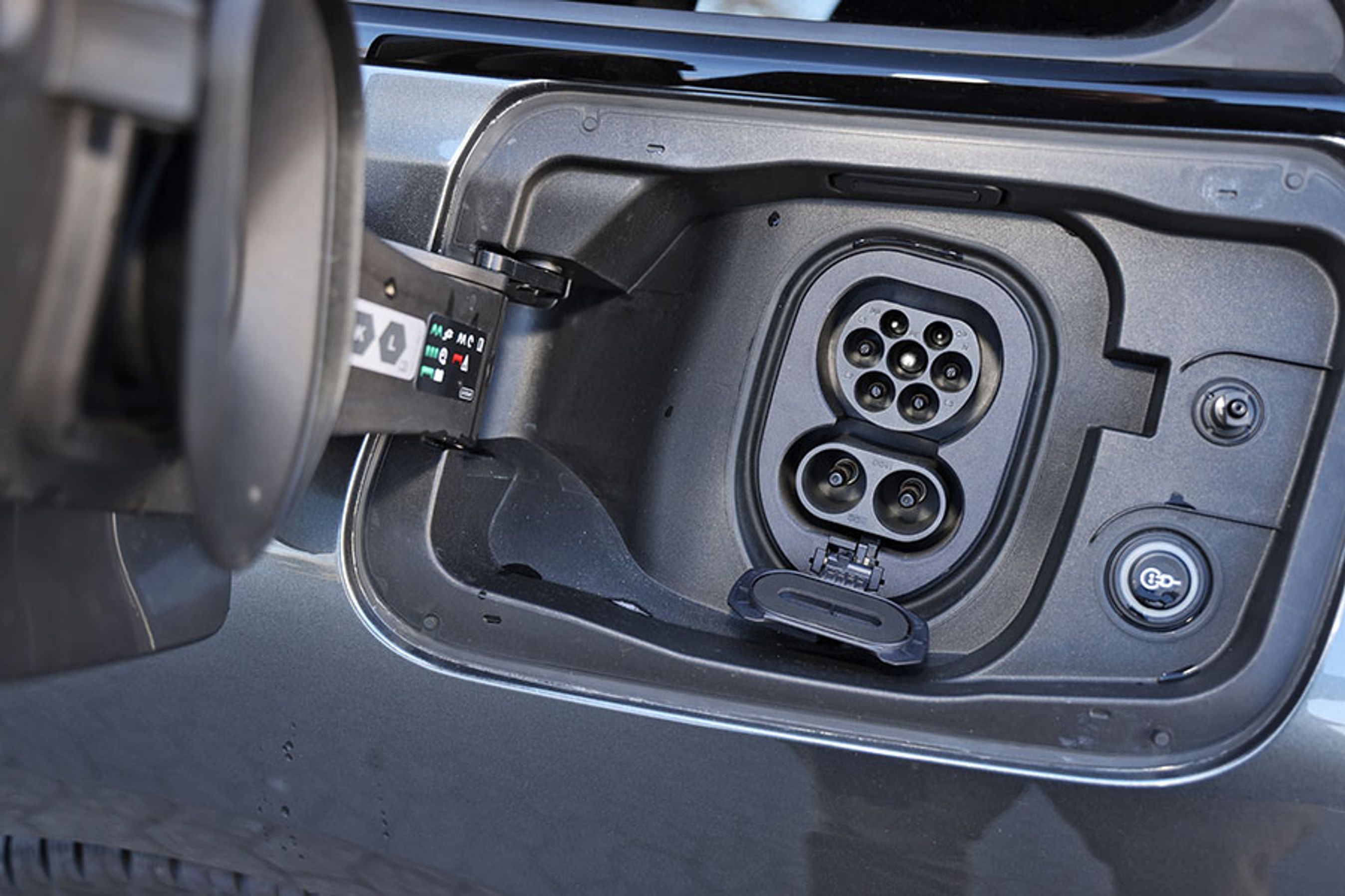 Der er et ladestik i hver side, men kun i den ene side sidder DC-ladestikket.