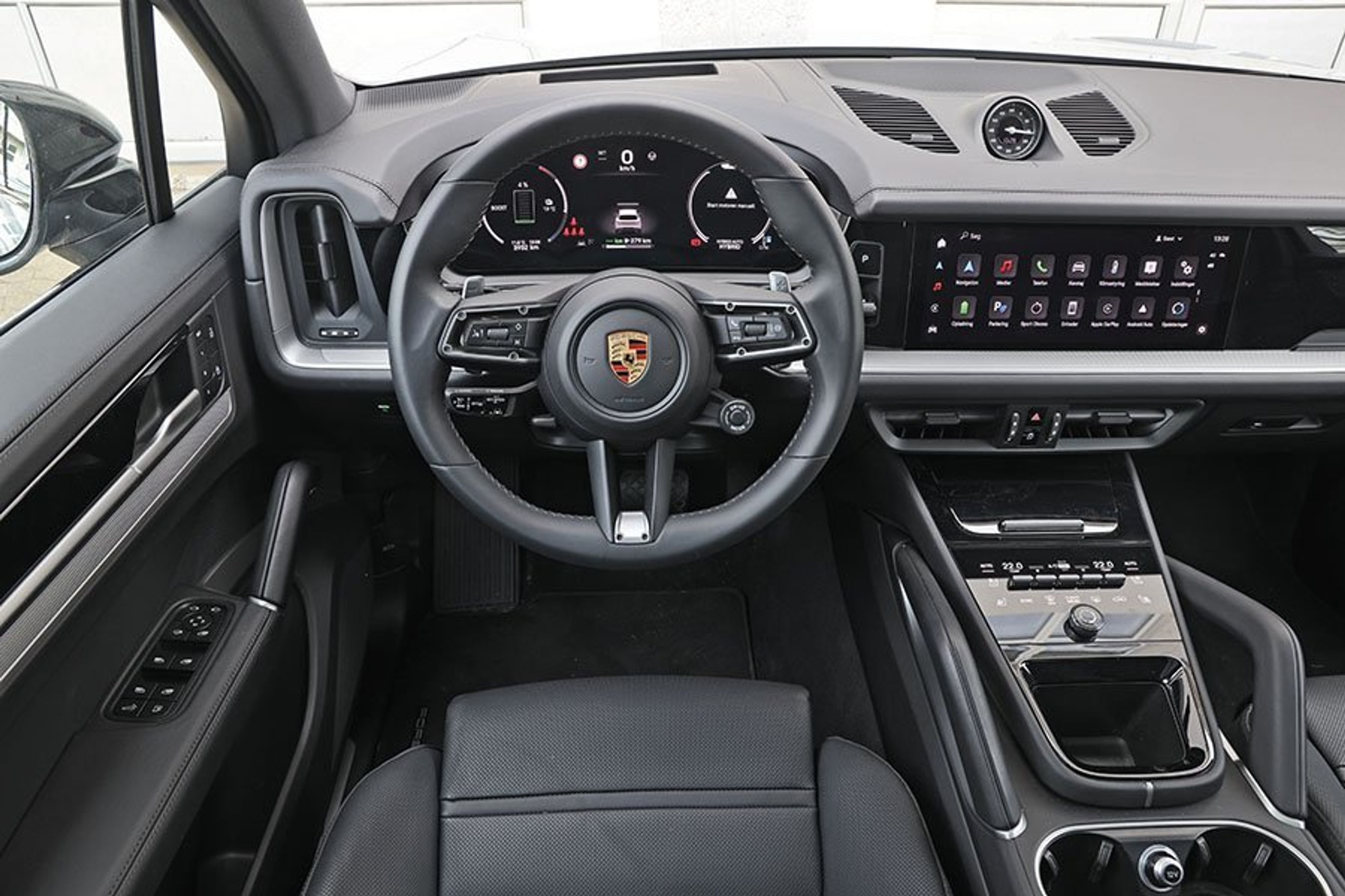 Førerpladsen i en Porsche Cayenne