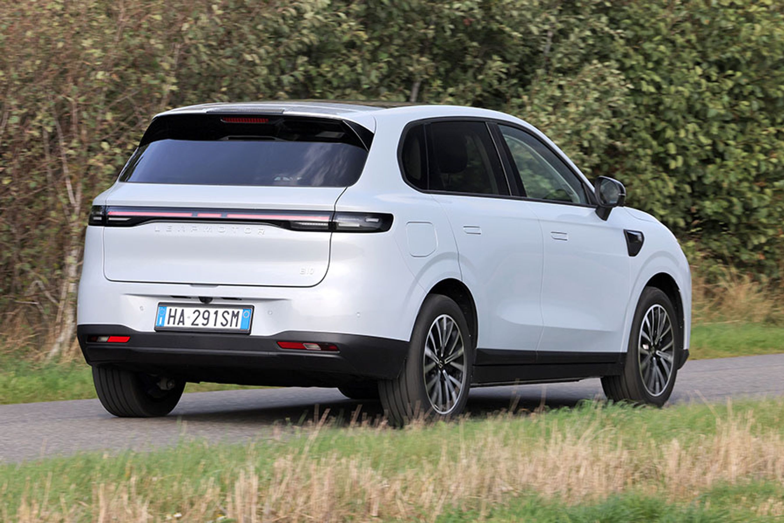 Topmodellen Design har elbagklap, grundmodellen Life har ikke. Ingen af dem har bagrudevisker.