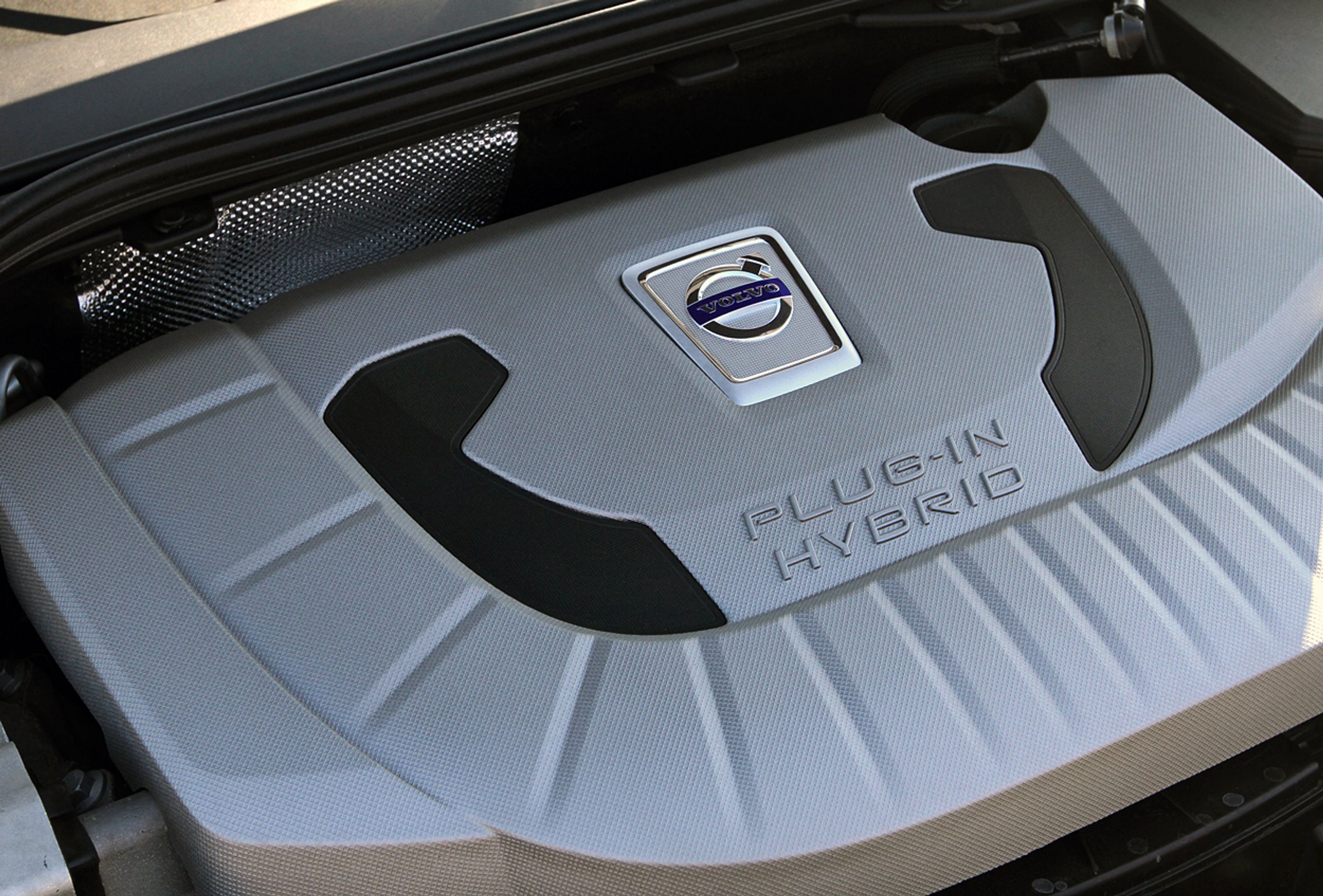 Den store dieselmotor er pakket pænt ind og forsynet med hybrid-skilt.