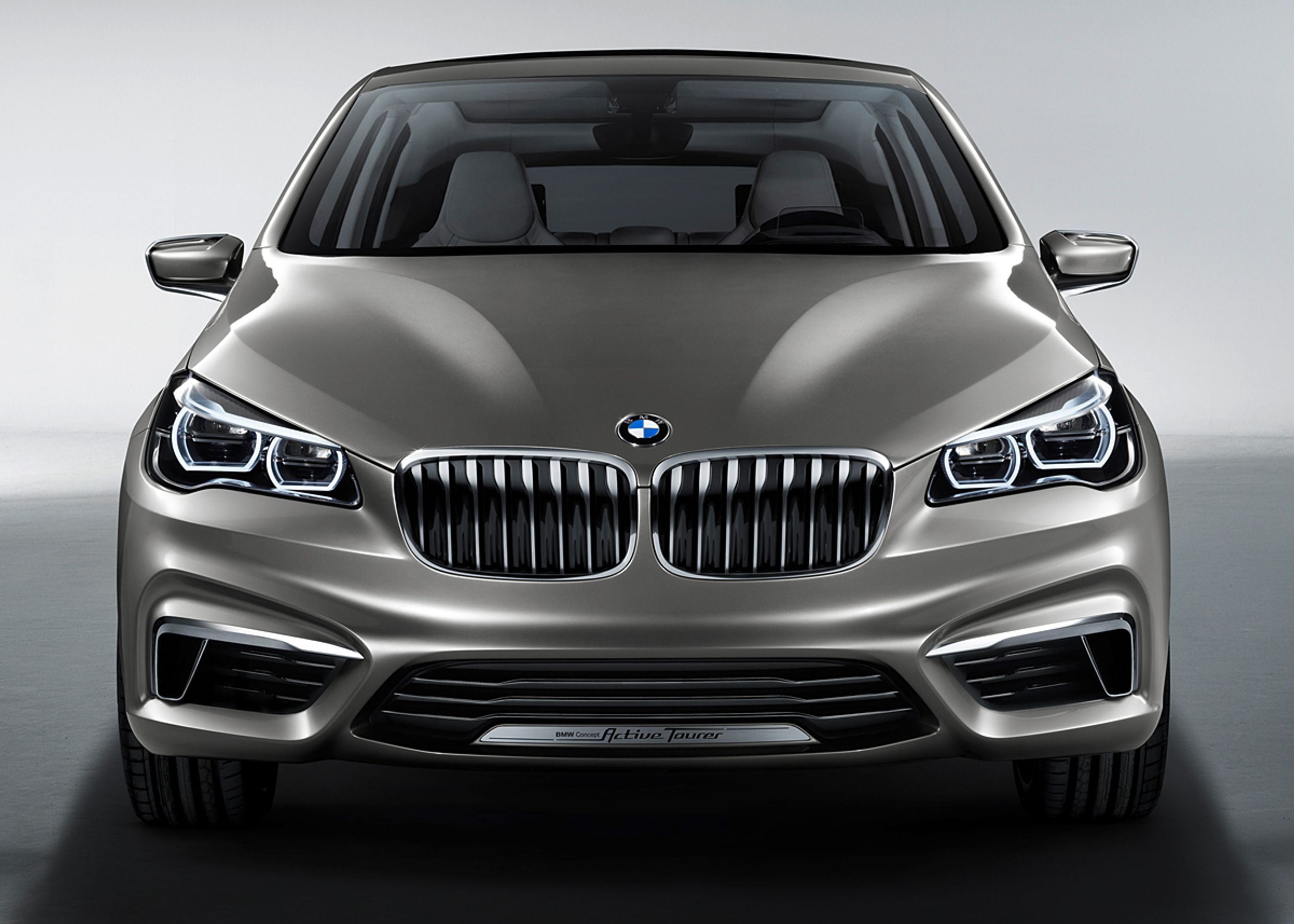 Der er ikke meget MPV-pjat eller hippie-grønt over fronten på BMWs nye miljøbil, der optræder i sædvanlig - godt og vel? - myndig BMW-stil.