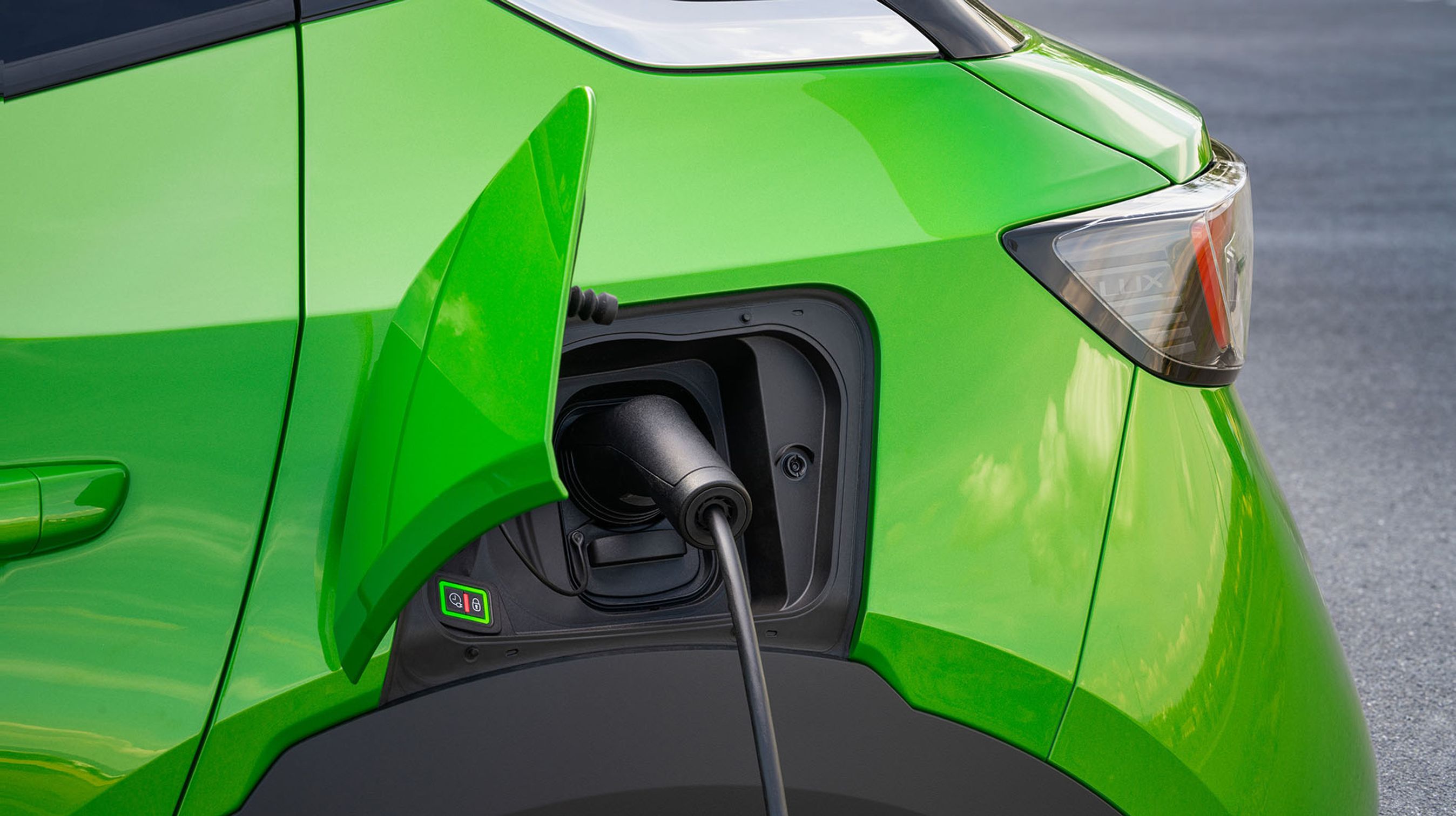 Elbilen kommer i to versioner – GS-Line og Ultimate – og i begge kan man oplade bilen fra tre faser og dermed med 11 kW. På farten kan man lynlade bilen med op til 100 kW. Hjemme tager en opladning dermed ca. fem timer, og på farten tager det ca. 40 minutter at få ladet op til 80 procent.