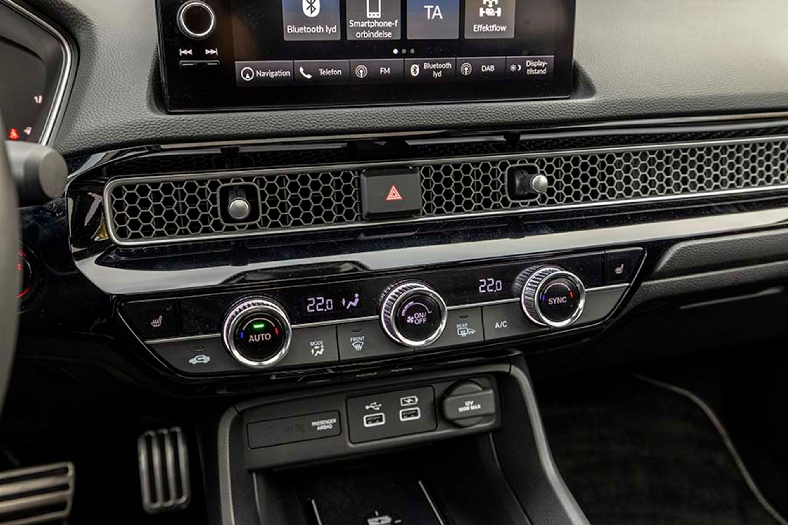 Under skærmen er der letbetjente knapper til klimaanlægget med mulighed for separat regulering af temperaturen i højre og venstre side.