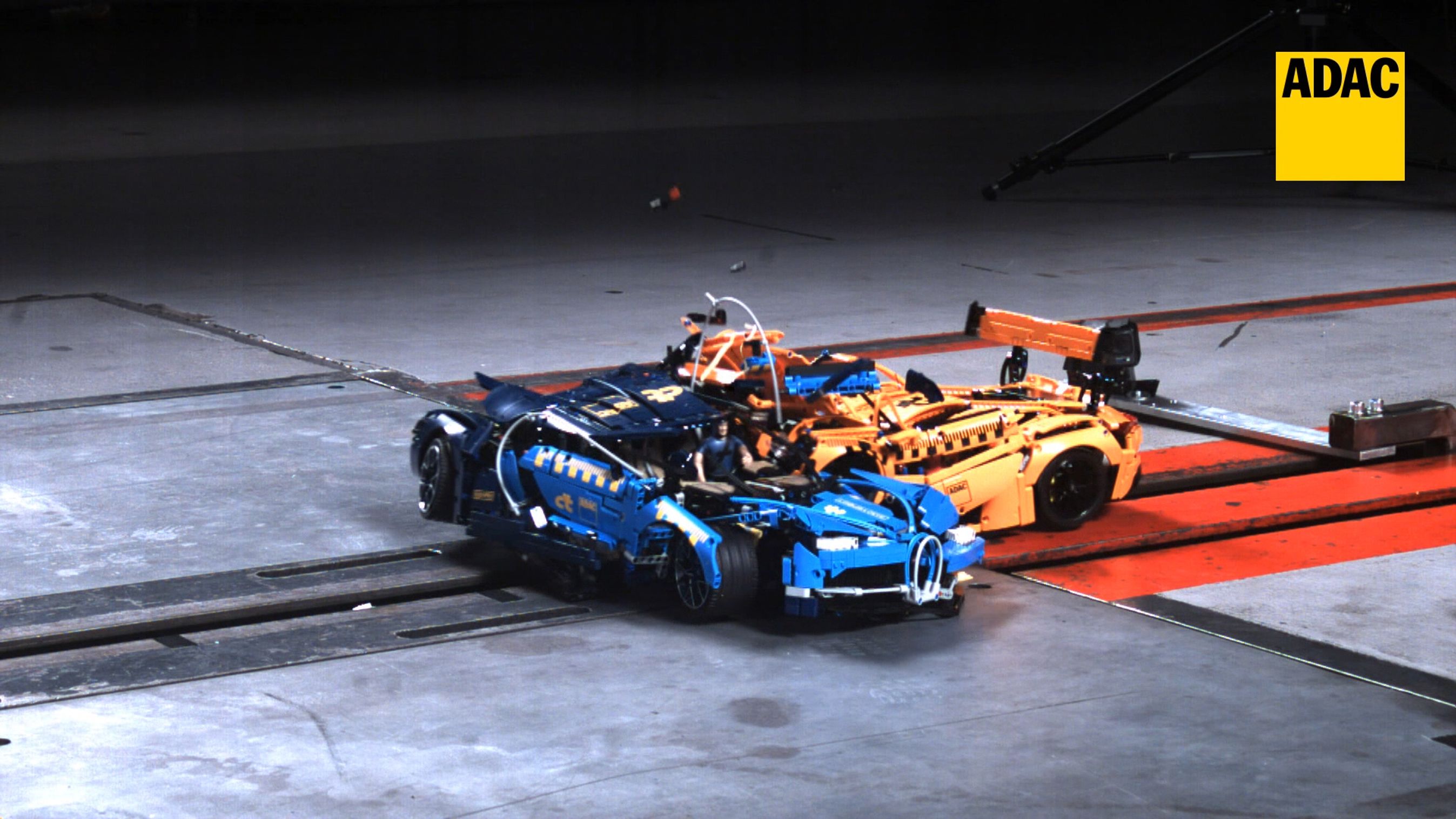 To Lego-modeller, en Porsche 911 GT3, og en Bugatti Chiron, bliver crashtestet