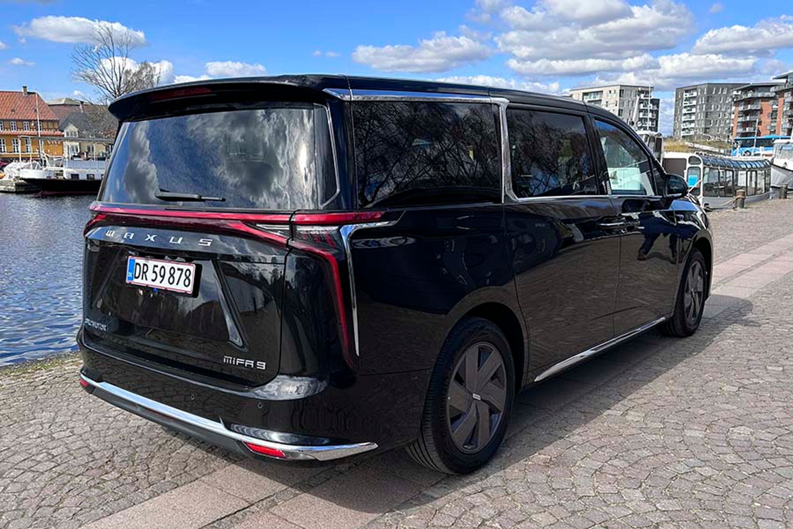 Der er sorte bagruder, så man kan sidde anonymt på bagsæderne. Den store bagklap er elbetjent, og baglygterne går på tværs af bilen.