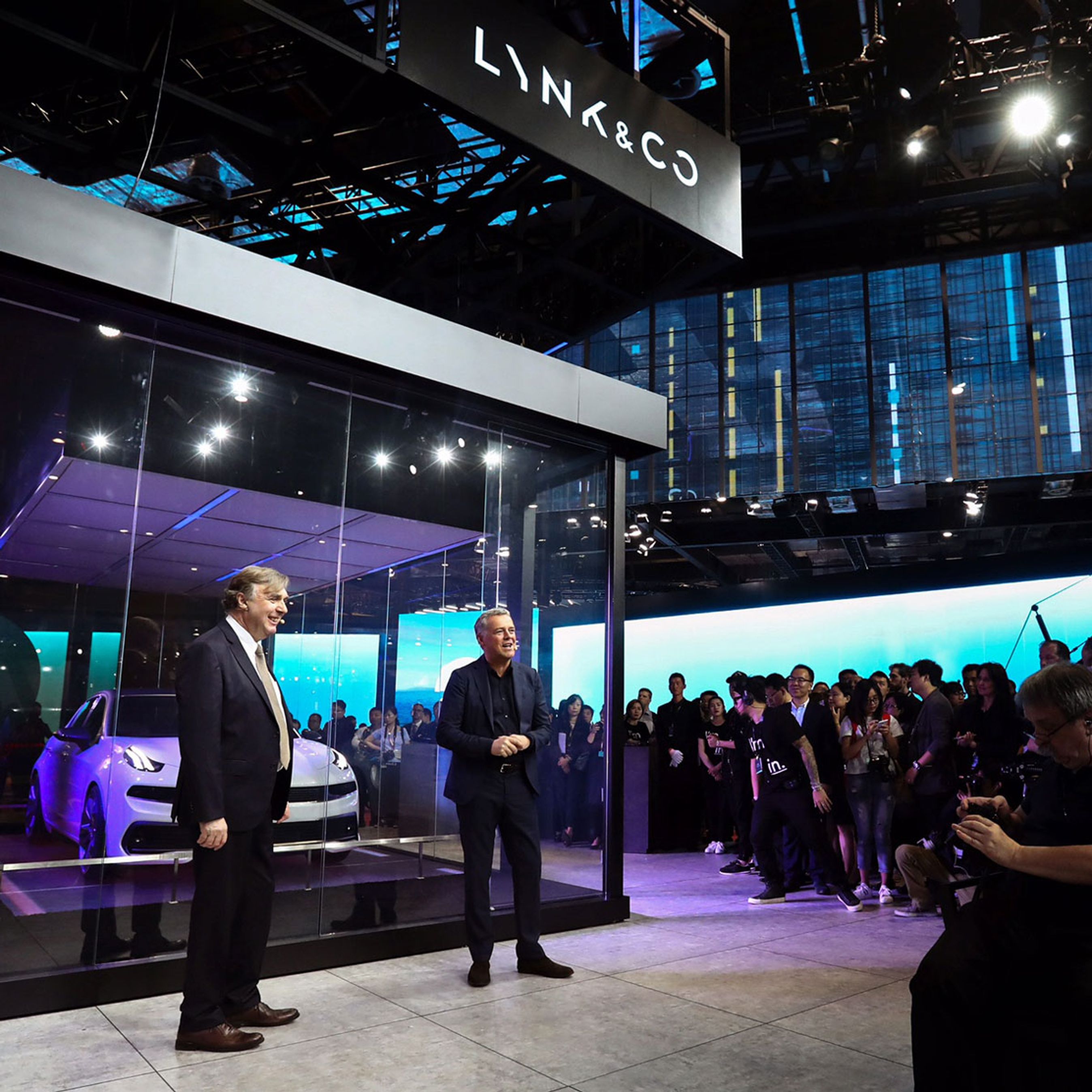 Lynk & Co har flere europæiske ledere. Her er designchef Peter Horburu og salgs- og marketingdirektør Allan Visser i gang med præsentationen. Begge har en fortid hos Volvo. Foto: Lynk & Co.