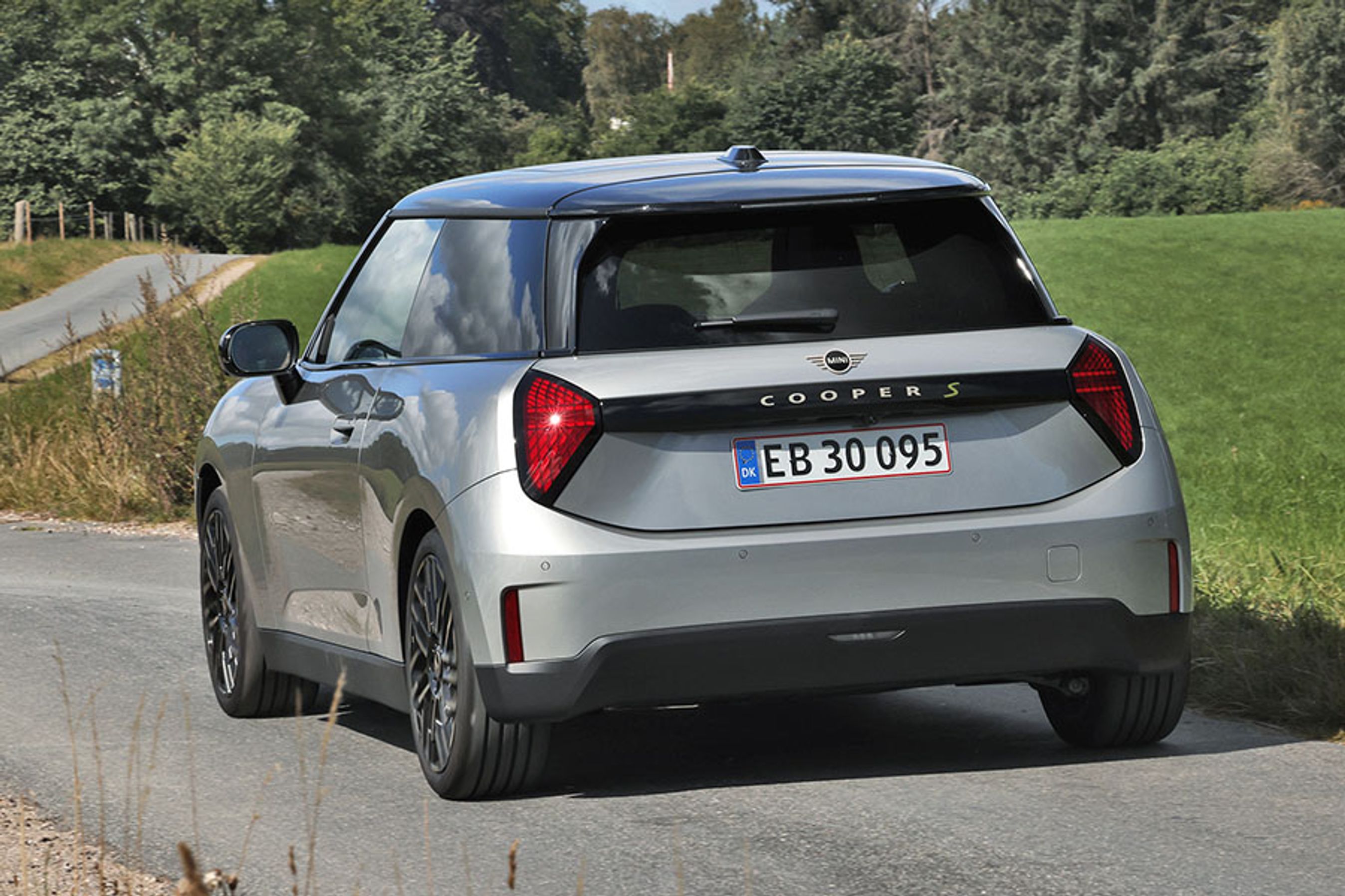 Mini Cooper set bagfra på landevej
