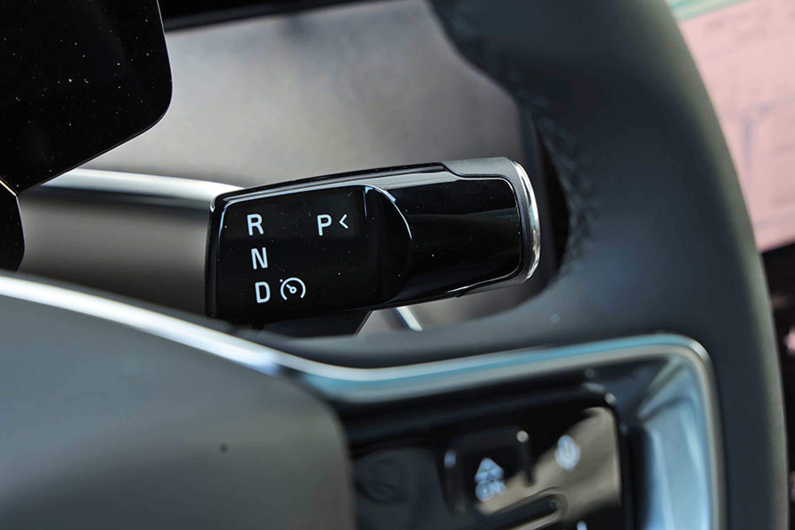 Foran rattets højre side er gearvælgeren placeret. Det er også via den arm, at man aktiverer fartpiloten og Pilot Assist. Man kan dog let tænde og slukke for styrehjælpen via en knap på rattets venstre side.