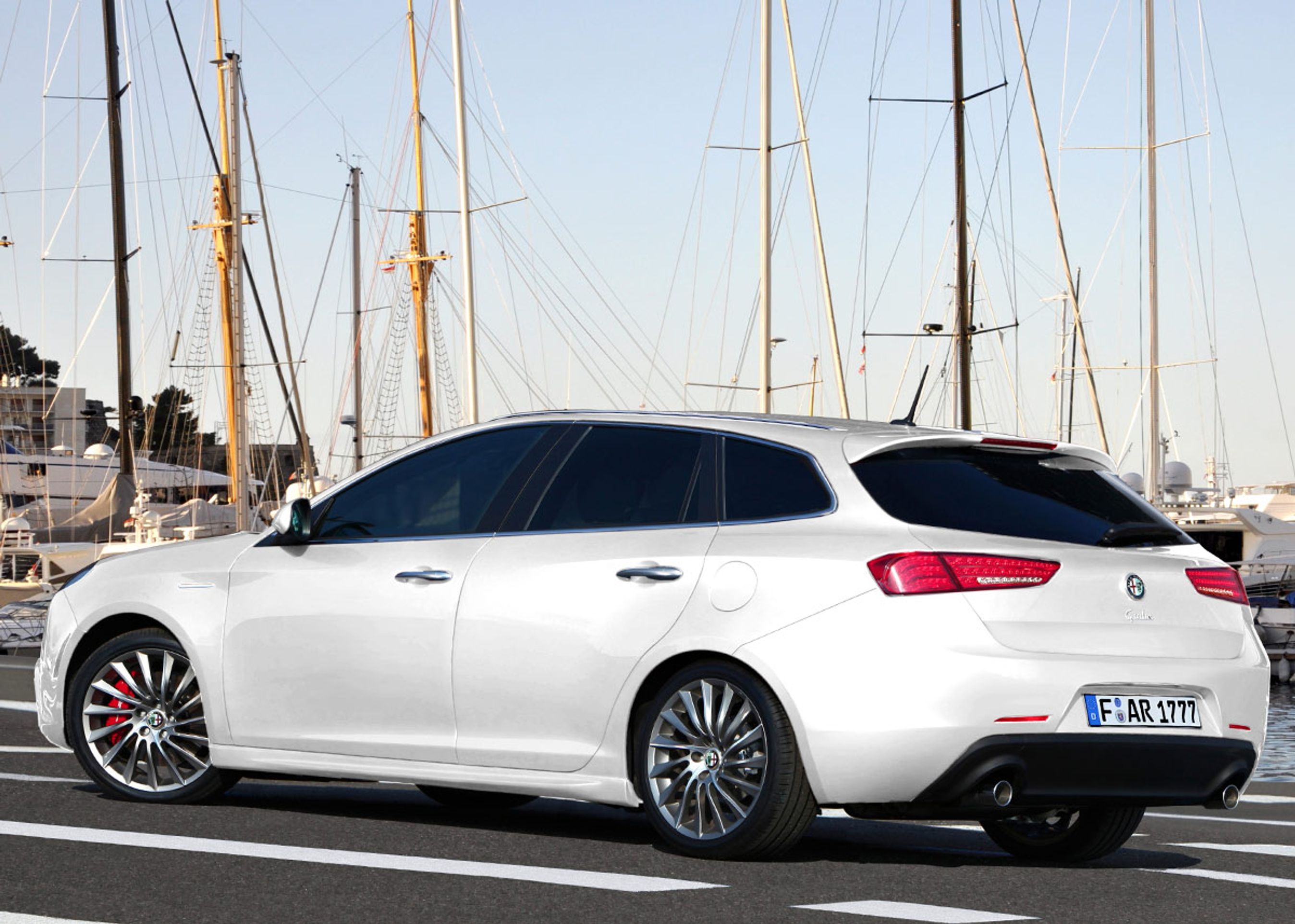 Sådan forestillede Motors spionfotograf sig i 2012, at en Giulia stationcar ville se ud, når den kom på markedet i 2014. Det var mens man troede, bilen skulle bygges på en forhjulstrukket platform. Nu bliver designet nok noget anderledes. Illustration: Lehmann