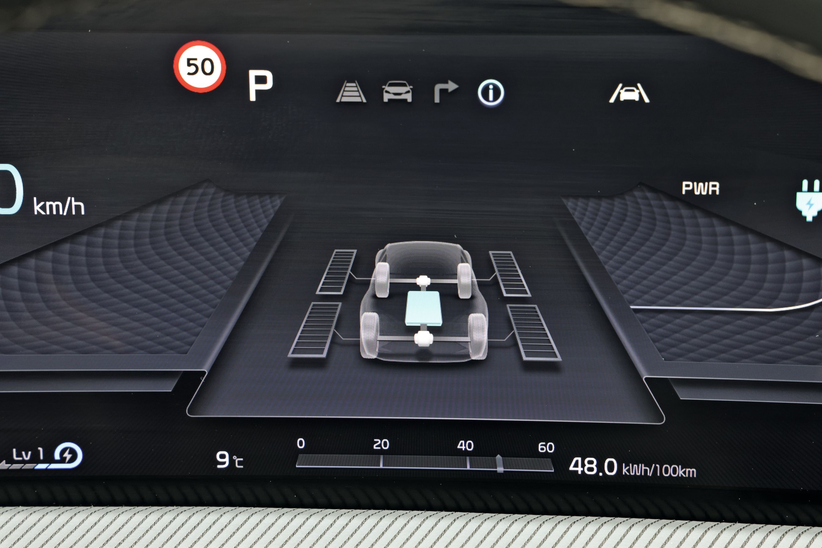 Denne udgave af Kia EV6 er forsynet med firehjulstræk, der fungerer ved, at en elmotor ved for- og baghjulene leverer de fornødne kræfter. Hvor mange kræfter, der leveres for og bag, kan man se i en af instrumenthusets visninger.