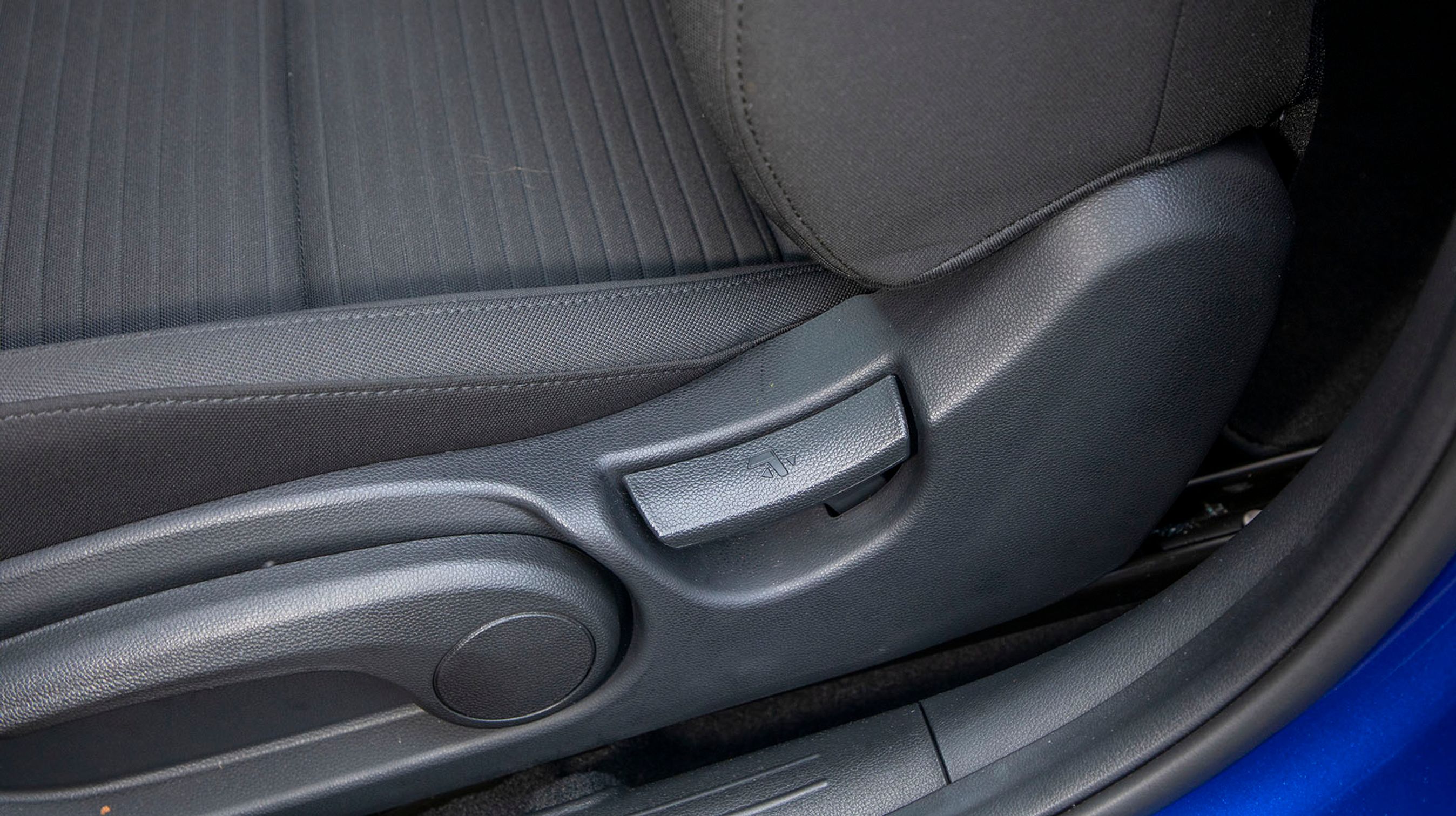 Førersædets ryglæn justeres i trin på en lidt besværlig måde.