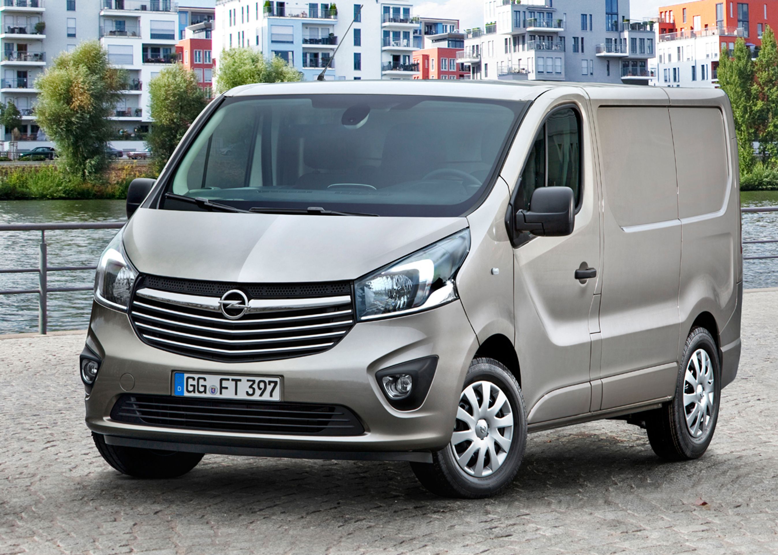 Opels nye Vivaro har en stor, markant grill og forlygter med designtræk fra Opels personbiler i form af det vingeformede LED kørelys.