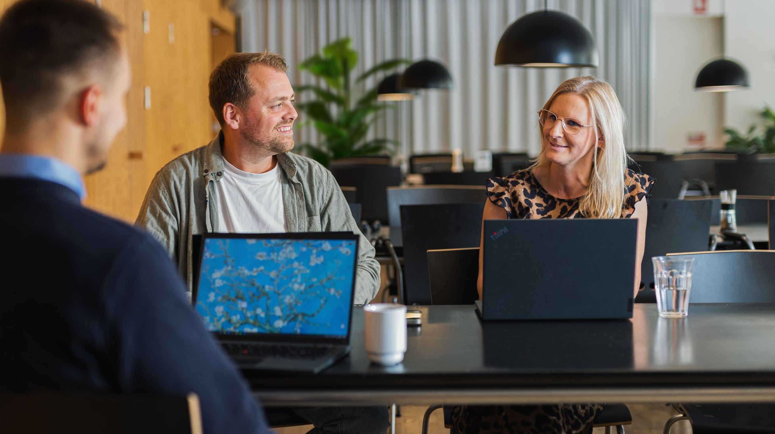 Tre FDM medarbejdere taler sammen