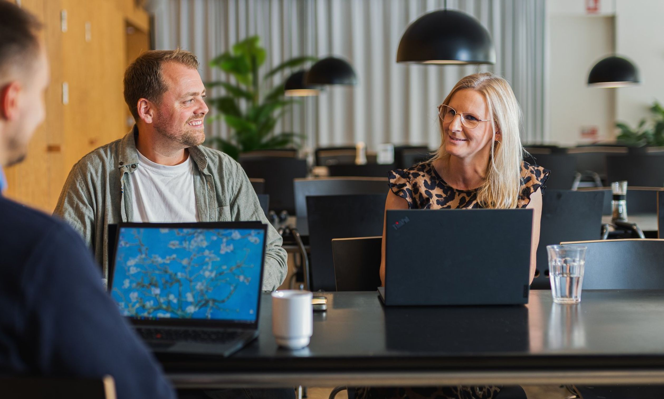 Tre FDM medarbejdere taler sammen