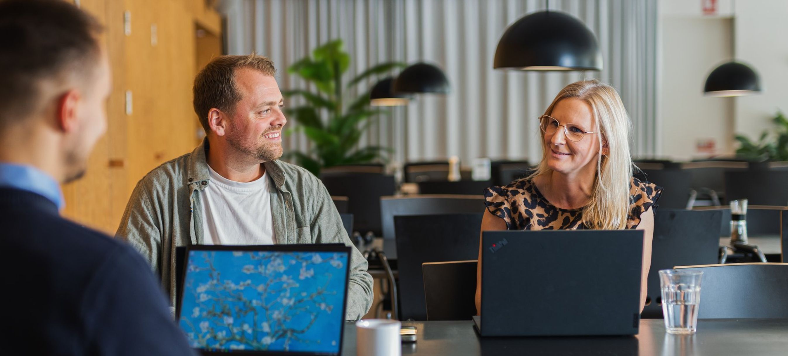 Tre FDM medarbejdere taler sammen