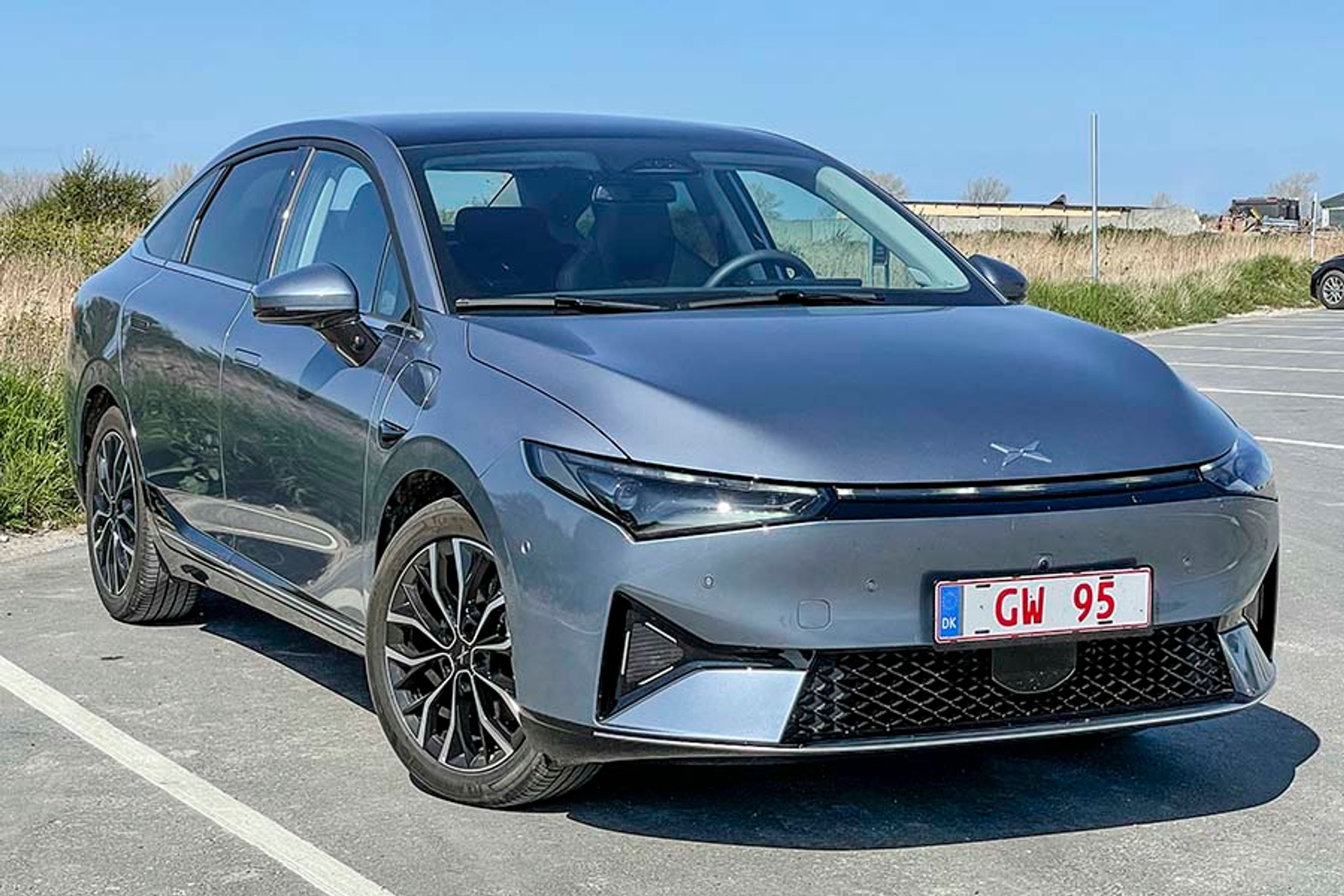 Xpeng P5 er en ret lang firedørs sedan med en elmotor fortil og med batterierne bygget ind under gulvet i hele kabinens bredde.