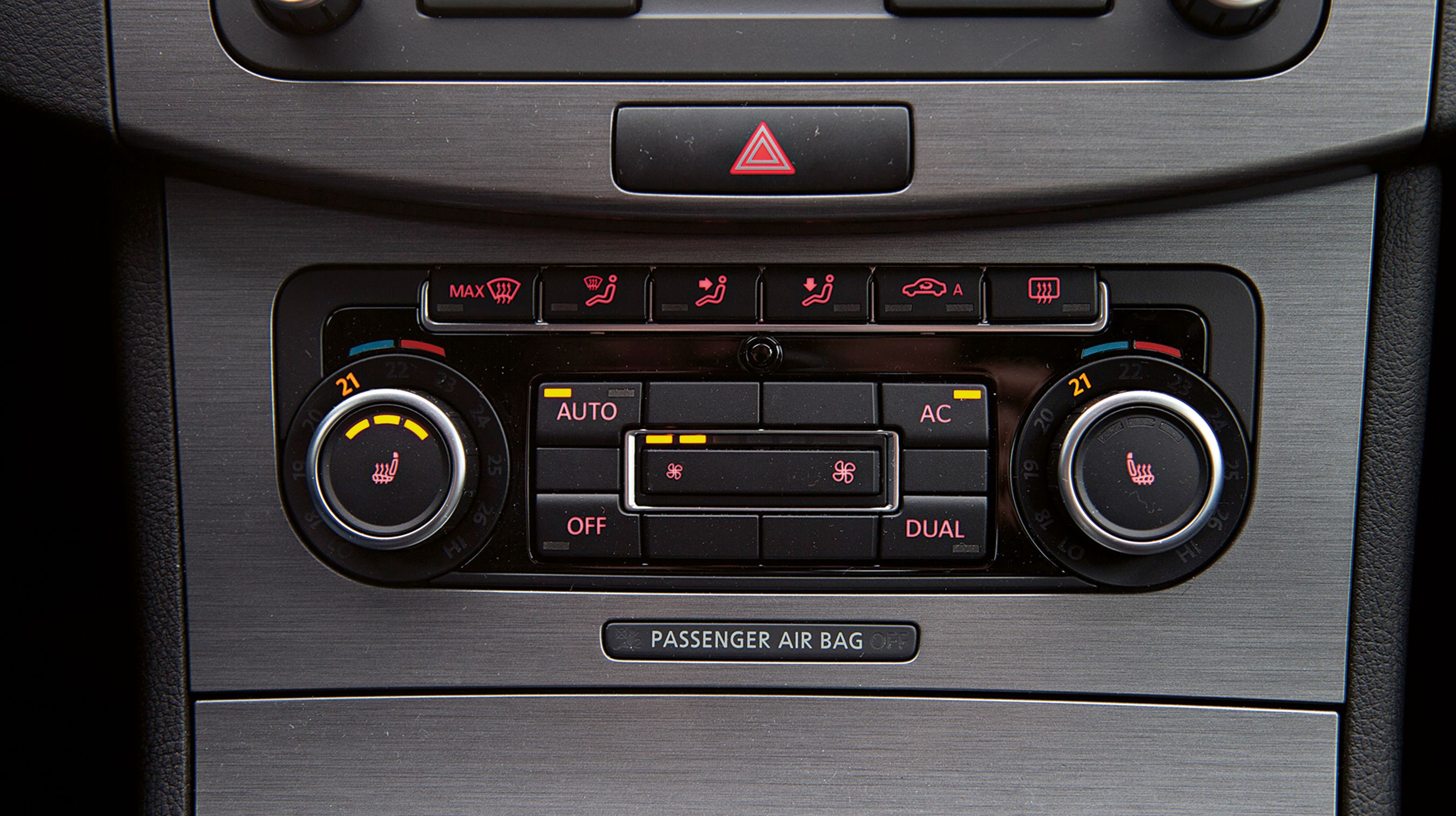 Tozoners-klimaanlæg med automatisk regulering af temperatur og luftfordeling er standard.