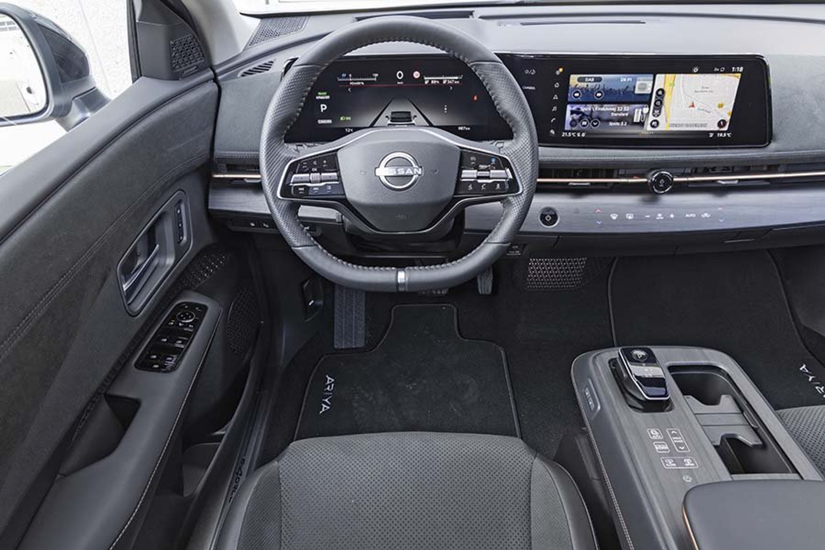 Kabinen i en Nissan Ariya elbil.