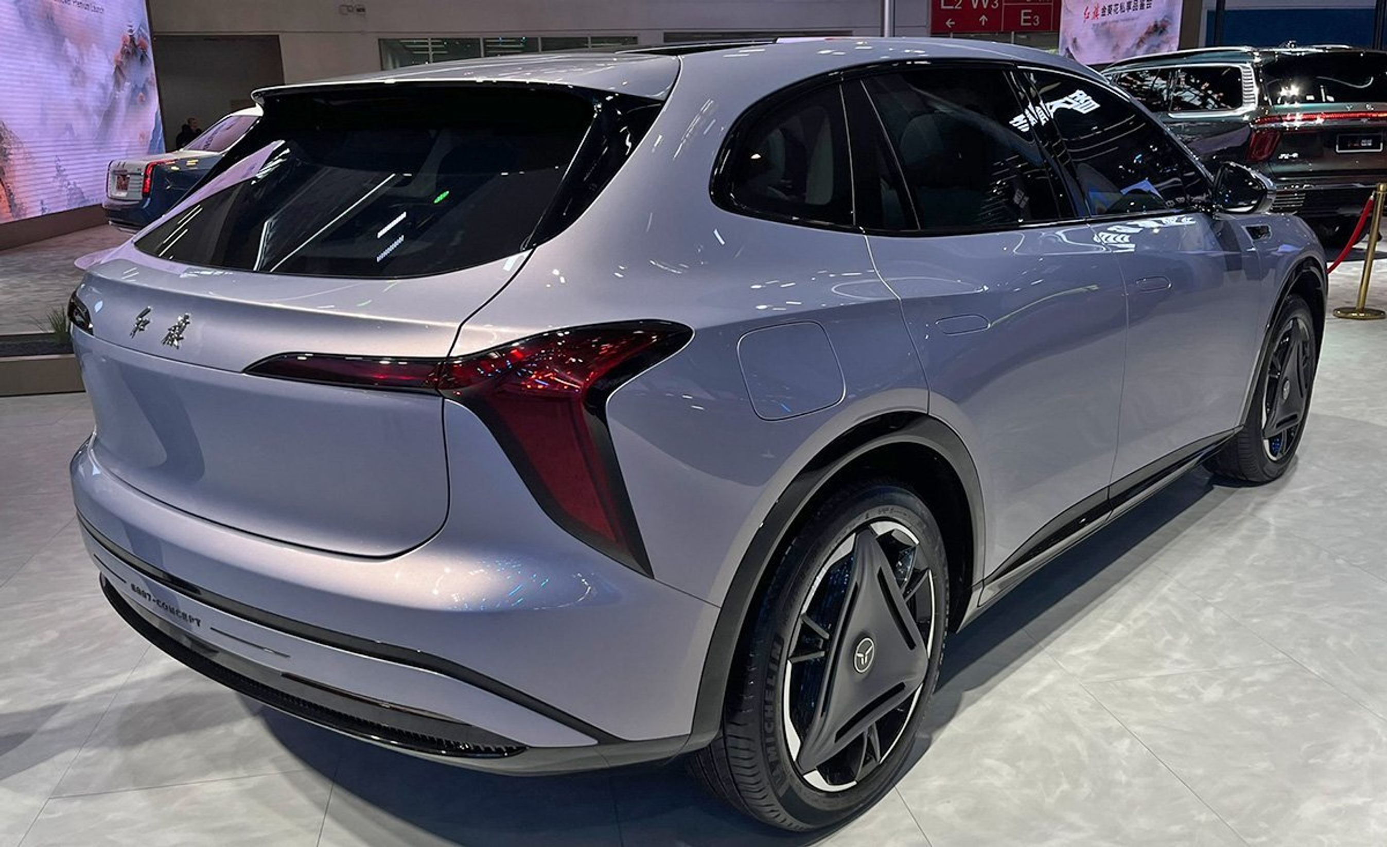 Lilla SUV set bagfra.