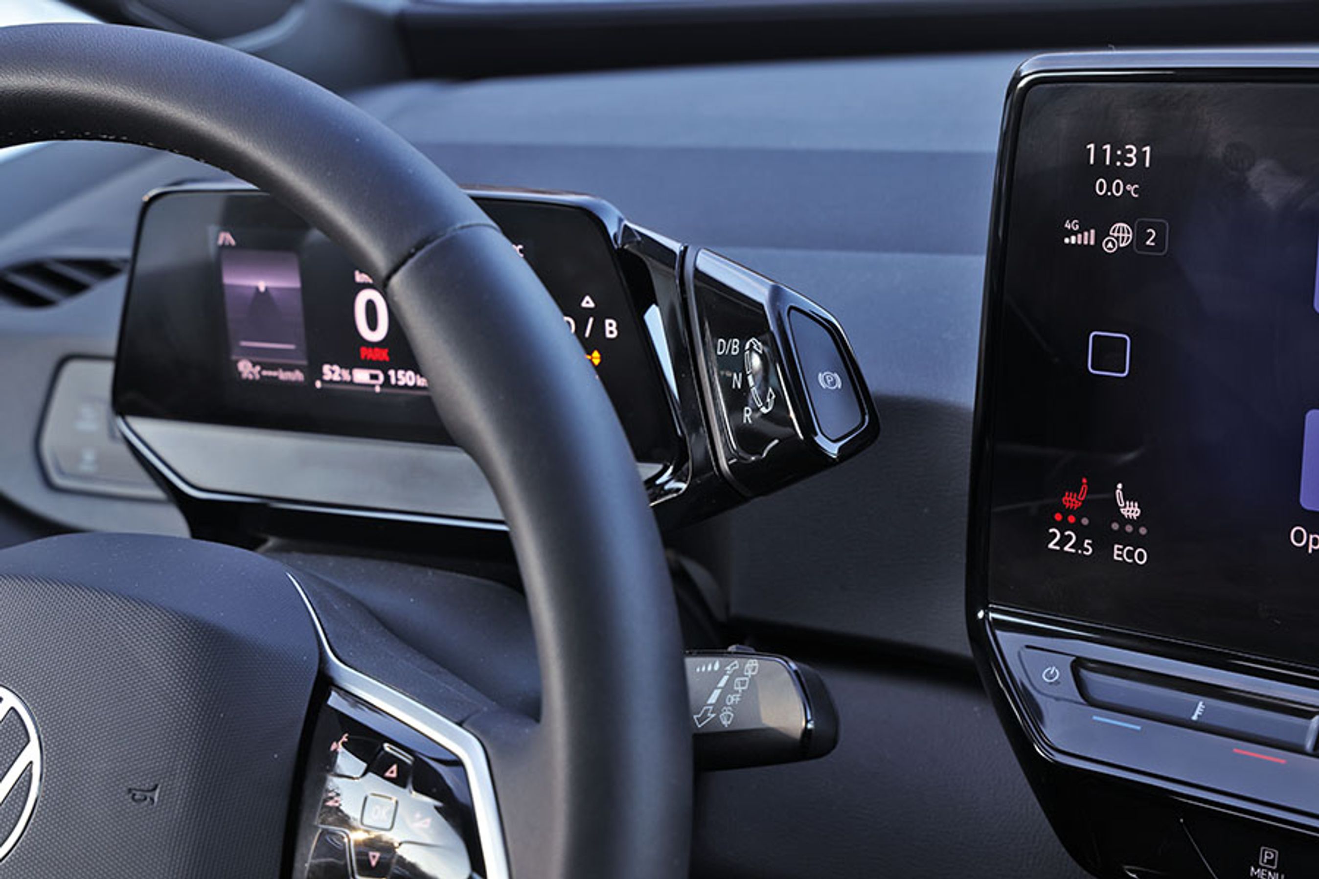 Gearvælgeren skjuler sig lidt bag rattet i højre side. Du vrider frem for at køre fremad og bagud for at køre baglæns. Enkel, intuitiv og let at finde.