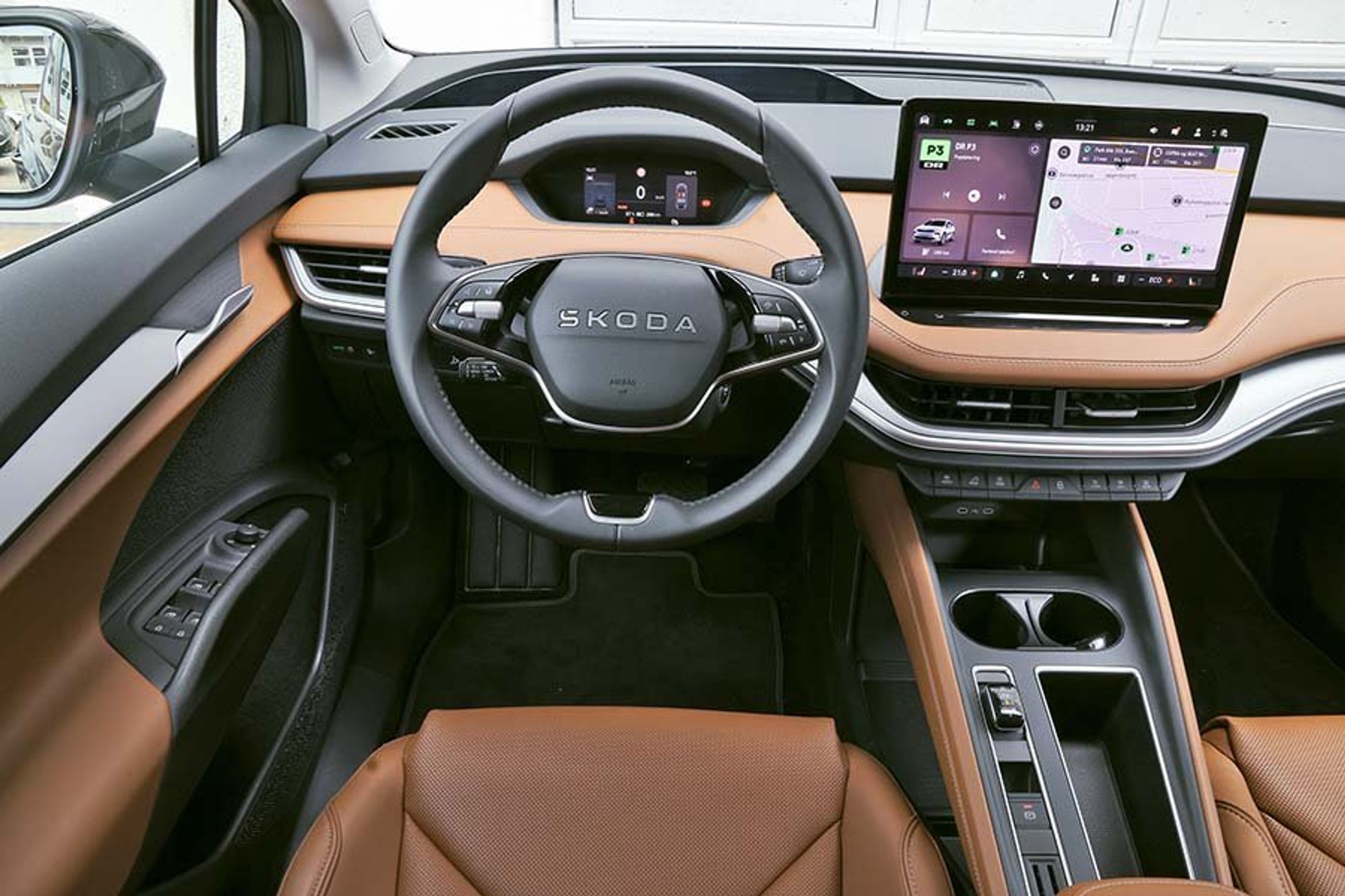 Førerpladsen i en Skoda Enyaq