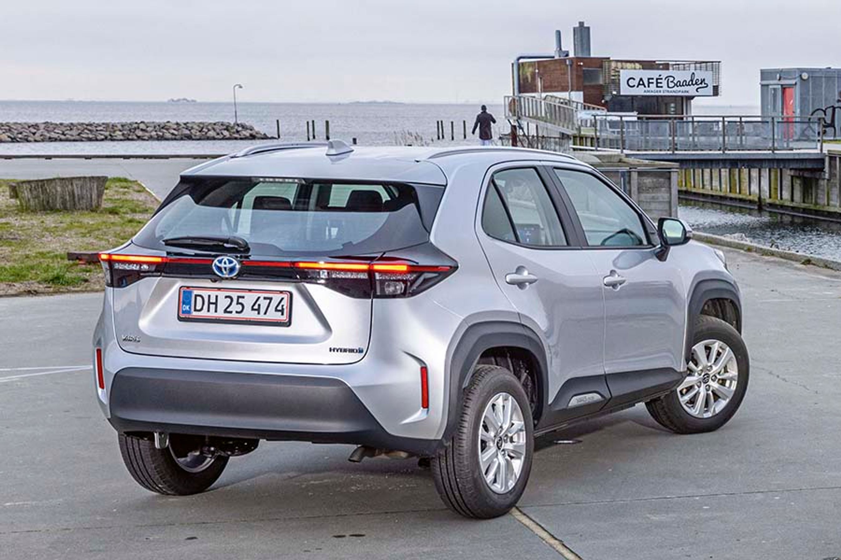 Toyota Yaris Cross set bagfra, mens den holder parkeret på Amager Strandpark