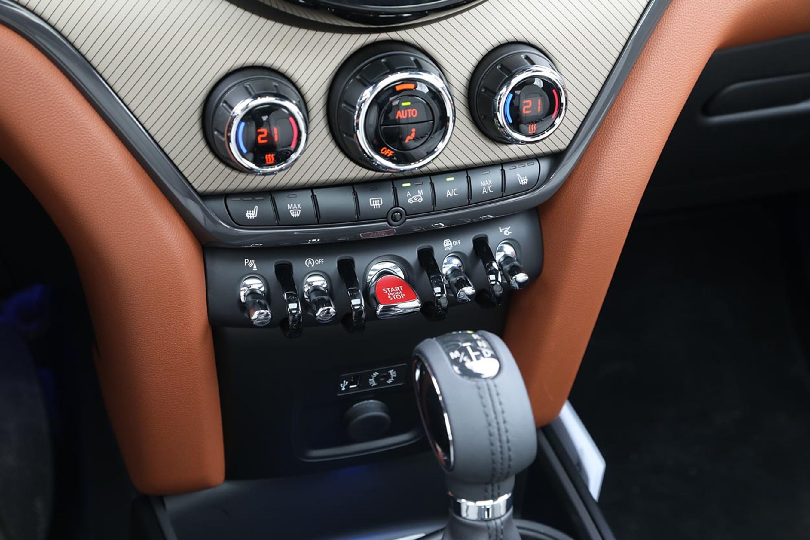 Krom går igen flere steder i kabinen bl.a. på de små vippekontakter til at starte motoren, styre antispind og andre funktioner. Heldigvis er elrudekontakterne kommet ud i dørene nu.