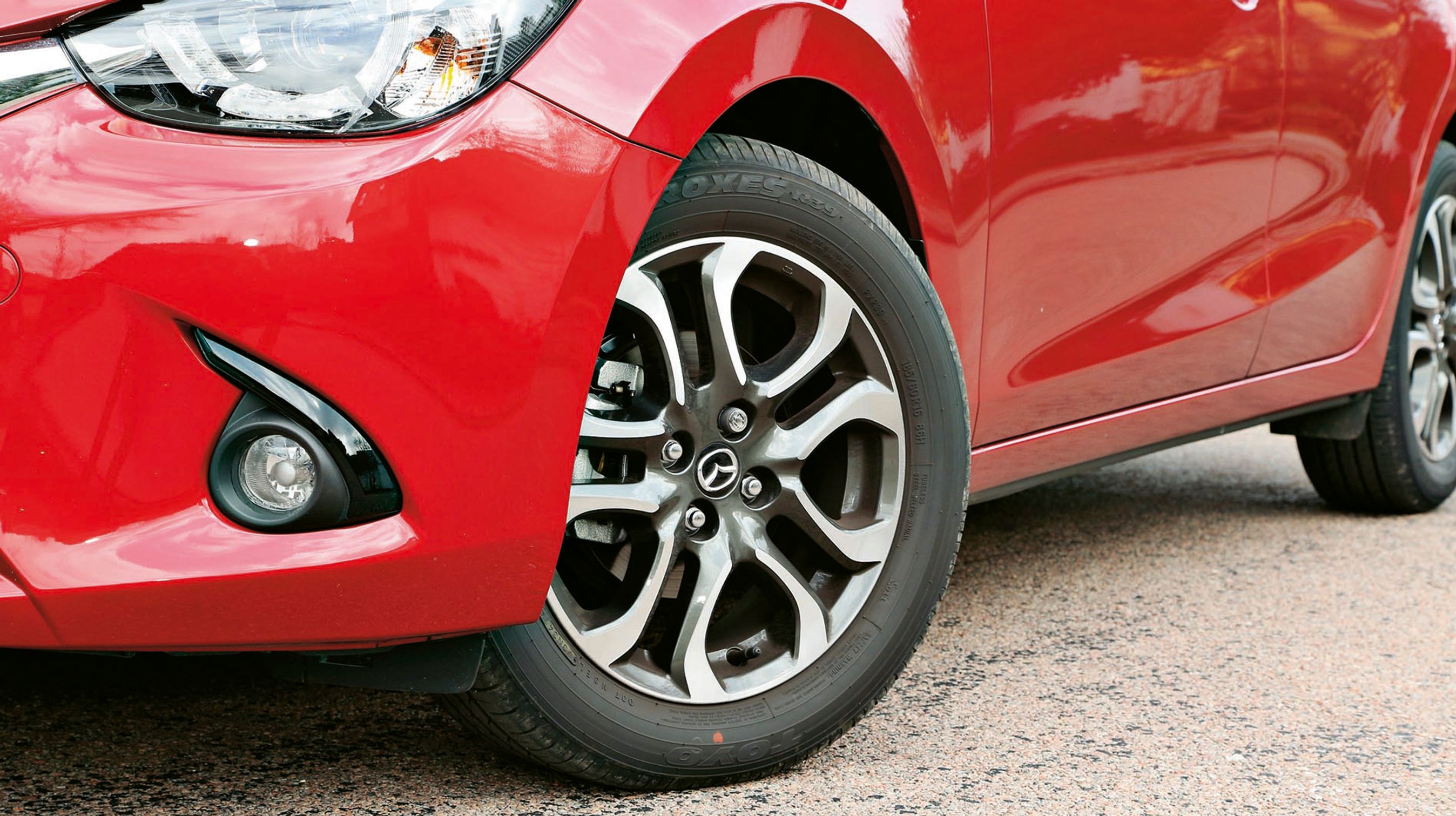 16-tommers alufælge i to farver er standard. 185/60 R16-dækkene er lidt for ukomfortable sammen med bilens lidt grove affjedring.