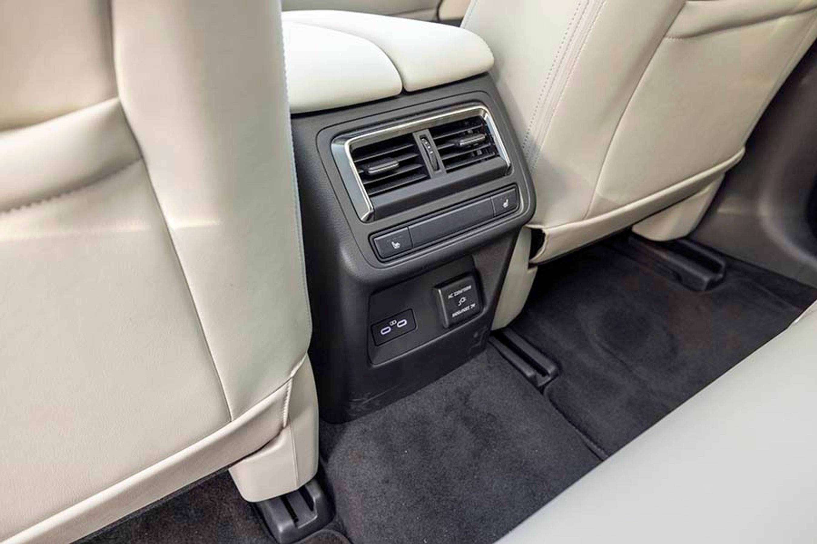 Mellem forsæderne er der dels friskluftdyser, dels to usb-c-strømudtag. Derudover er der et 230-volt-udtag, hvilket til tider kan være meget nyttigt.