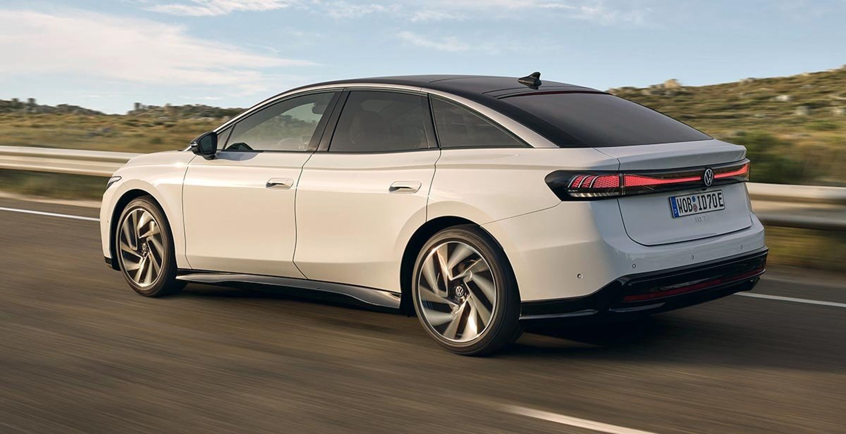 Bagklappen åbner helt oppe fra over bagruden og giver dermed let adgang til det ret store bagagerum på 532 liter.