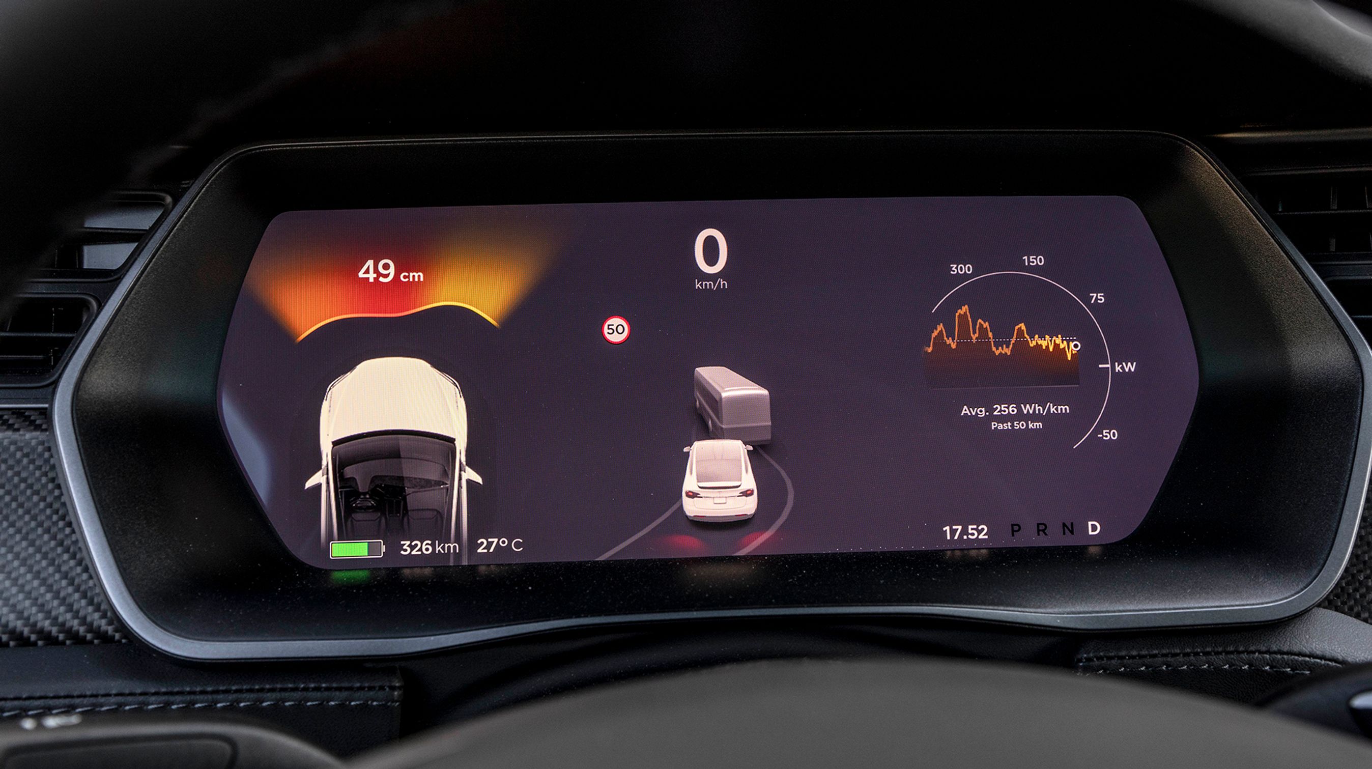 Instrumenthuset består af en stor skærm. En sjov detalje er visningen af afstanden til forhindringer - her 49 cm foran bilen.