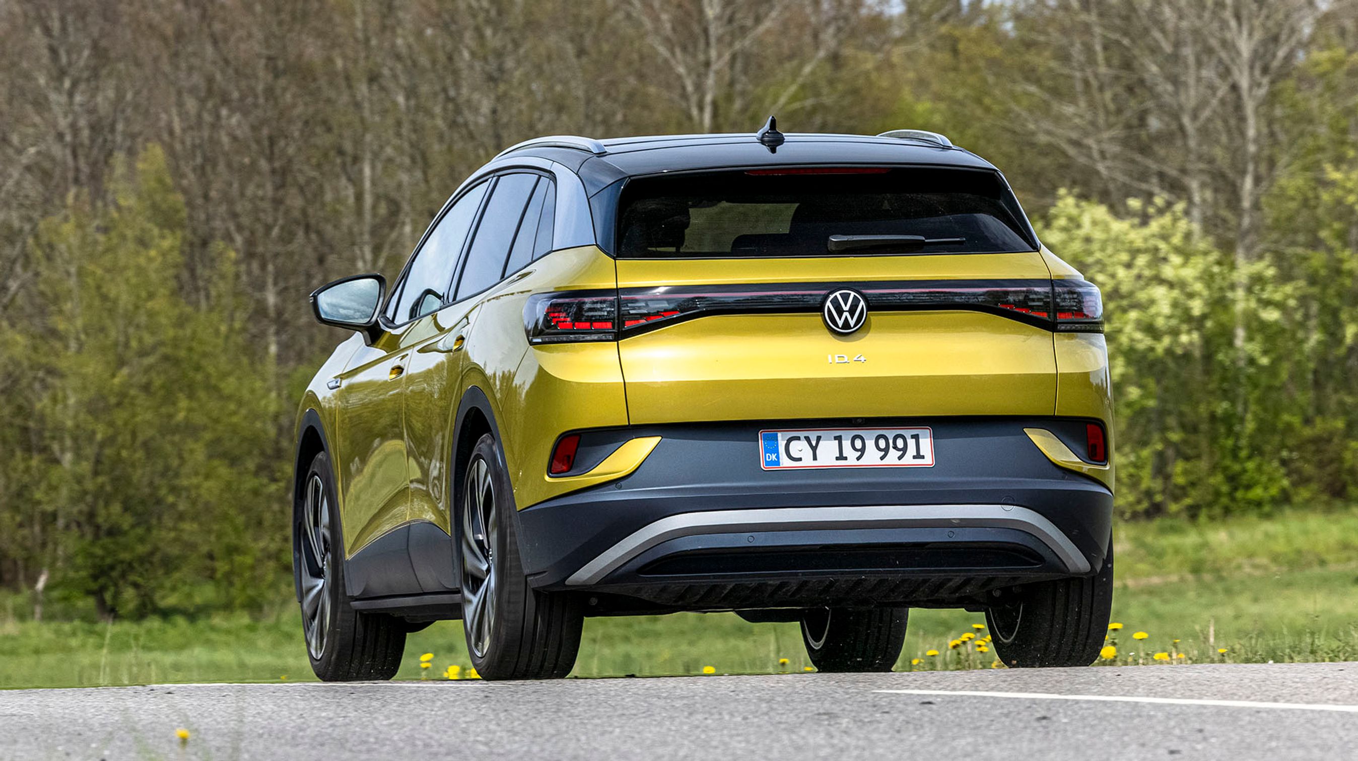 Midt på bagklappen sidder det nye VW-logo og under det ID.4-navnet med hvid skrift. Mellem de næsten 3D-agtige baglygter løber et rødt lysbånd, der gør bilen let genkendelig i mørke.