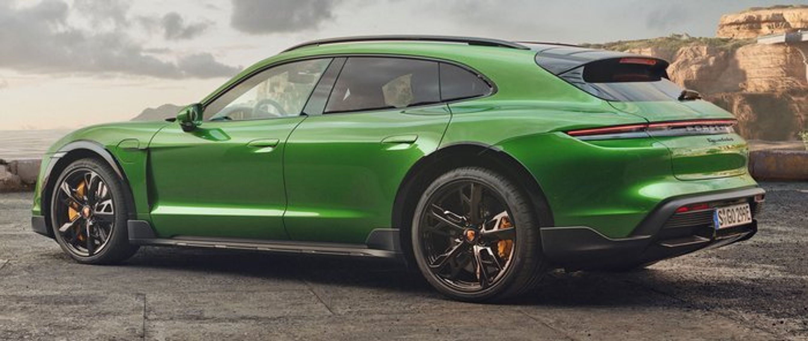 Den rummelige Porsche Taycan Cross Turismo fås for under 900.000 kr. inklusive en vis mængde afgift.