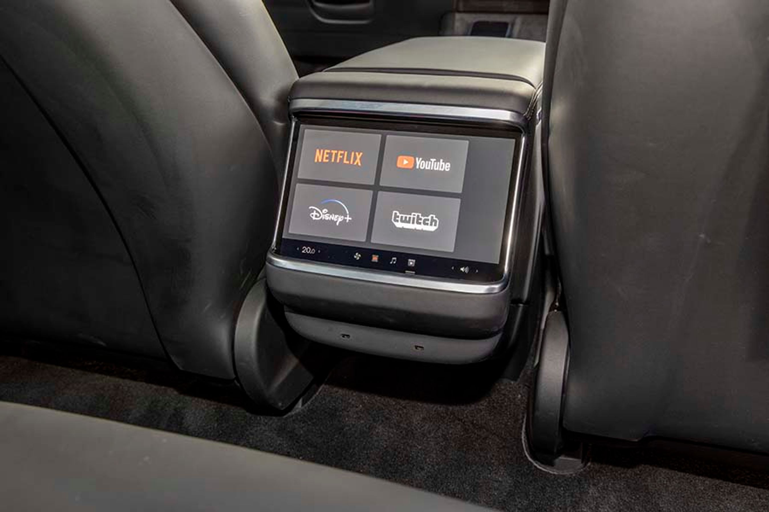 På bagsædet er der kommet en skærm med mulighed for underholdning til bagsædepassagererne, men vigtigere er der to USB-C ladestik, så bagsædepassagererne kan få strøm på deres tablet eller mobil. 