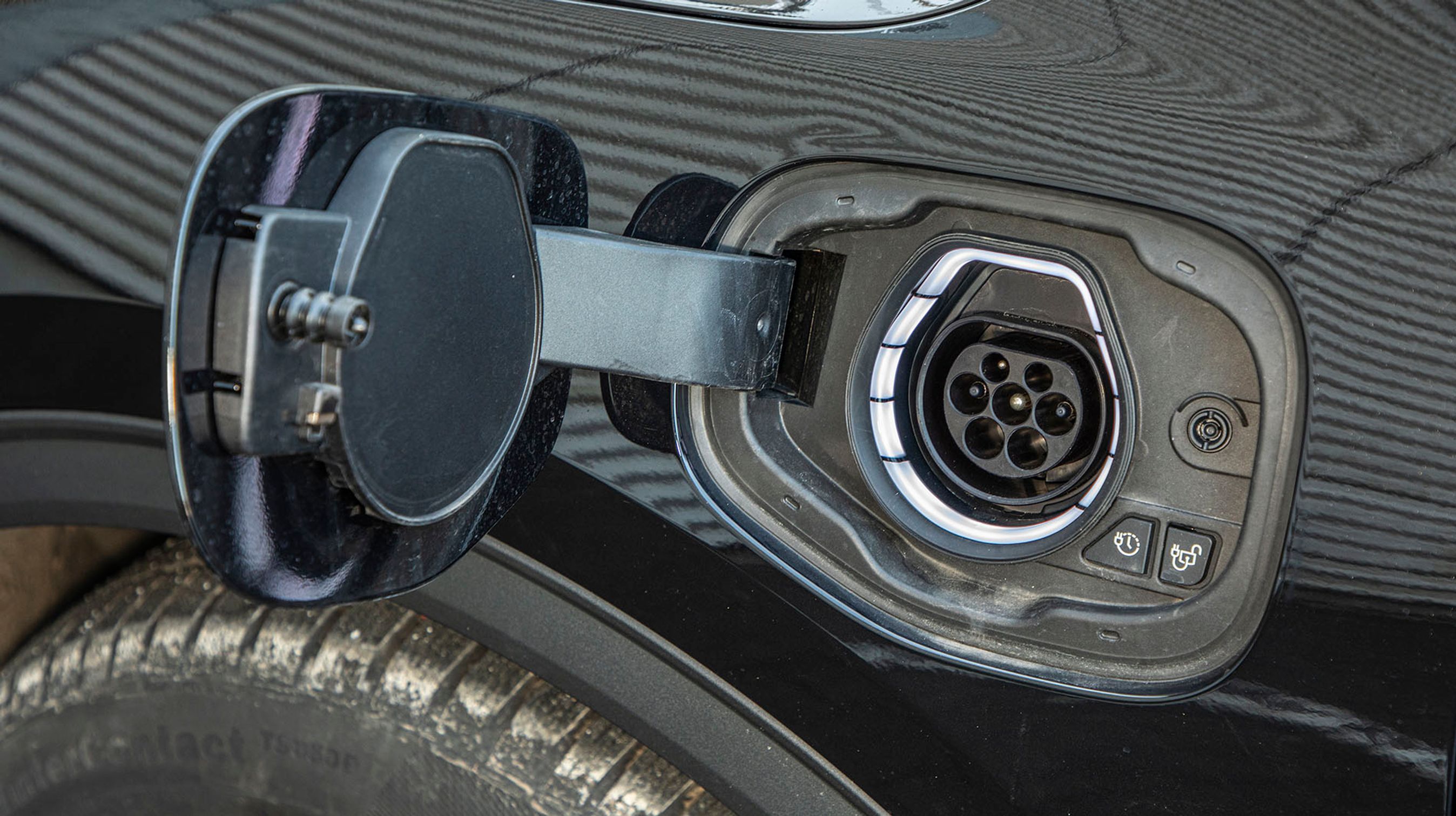 Ford Kuga kan kun lades med 3,7 kW, og det giver ret lange ladetider på op til fem timer. Ladestikket i Ford Kuga er let at betjene, og der er indbygget pakning i dækslet, så man slipper for at fjerne en ekstra prop, hver gang man skal lade.