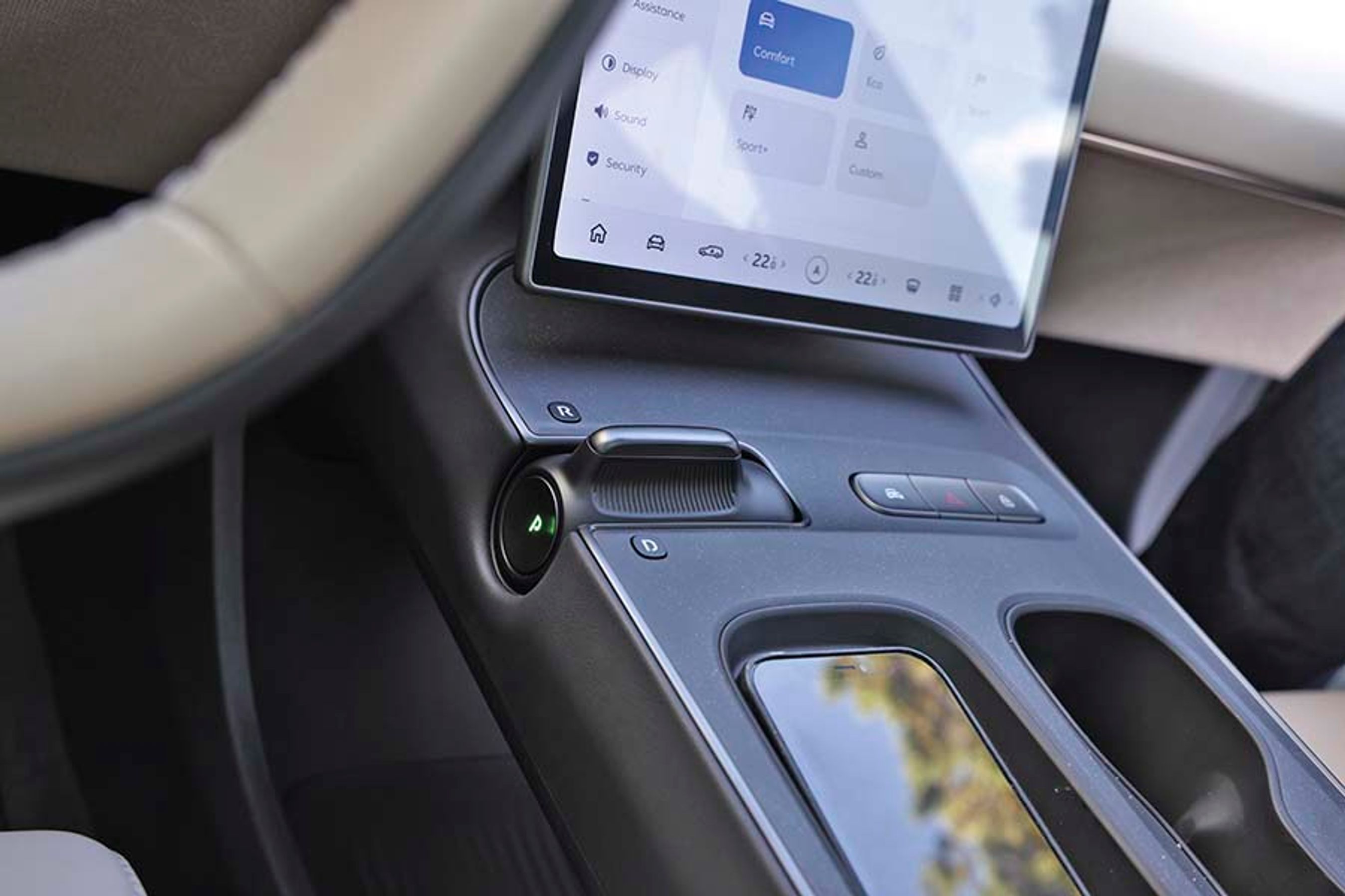 Nio har valgt en smart lille gearvælger, der er let at finde uden at kigge. Den kan vippes frem og tilbage, og vil du i parkering, så ligger en trykknap lige ud for tommelfingeren. 