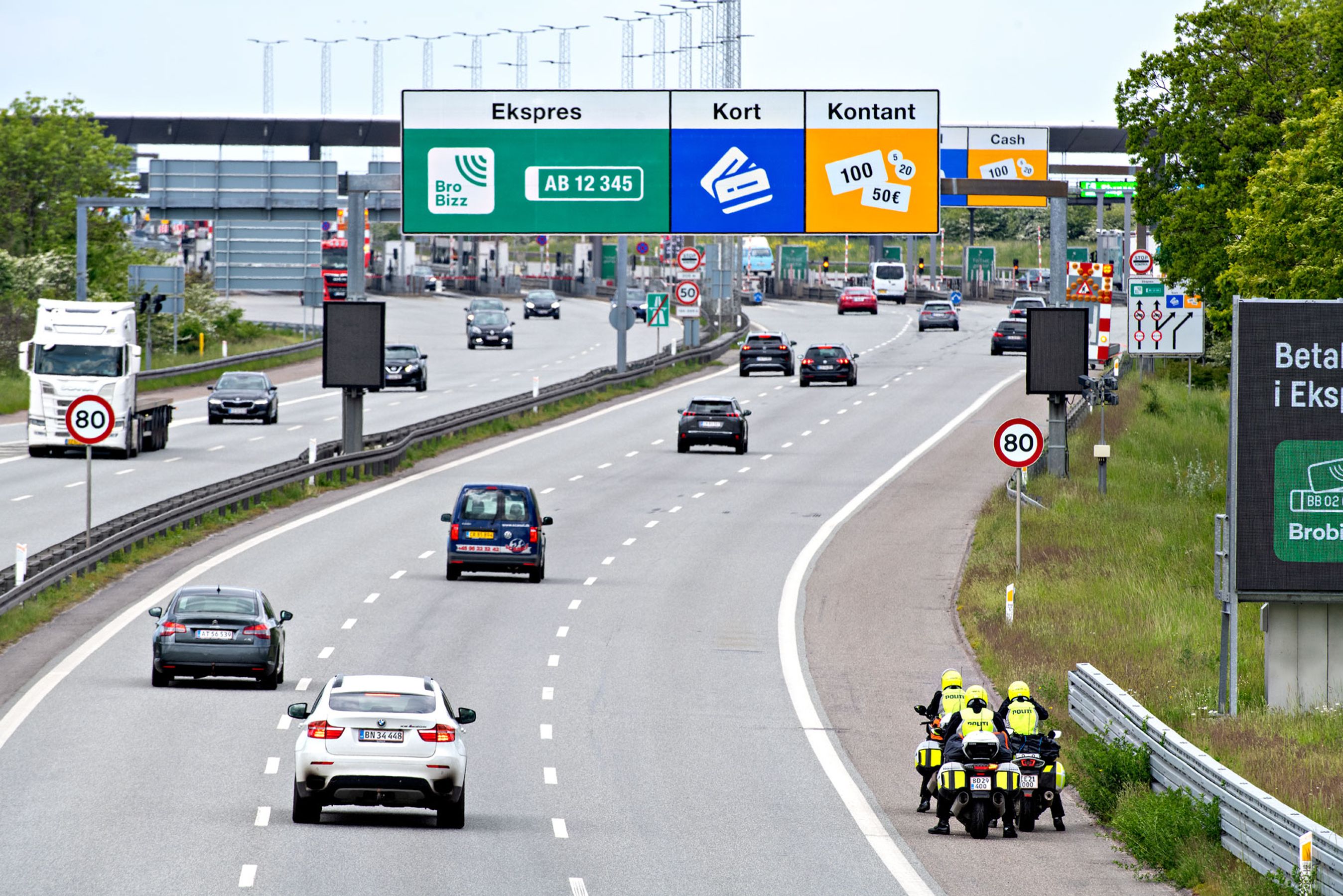 Tre motorcykelbetjente ved Storebæltsbroen