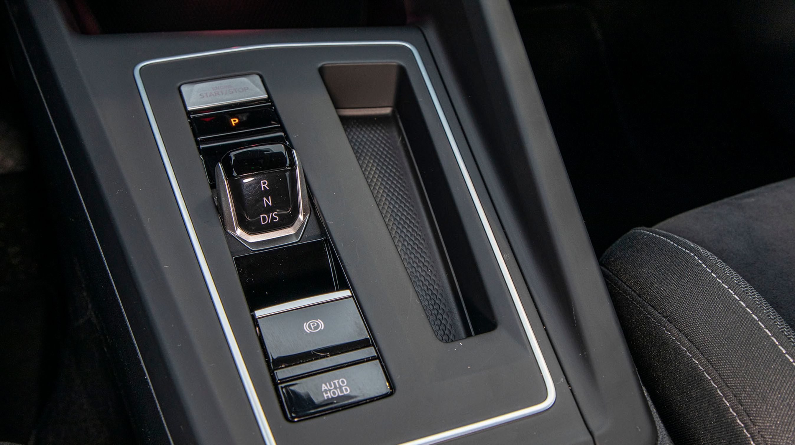 Gearvælgeren ser lidt klejn ud, men det smarte er, at du ikke behøver at sætte den i ”p”, når du skal parkere. Du kan blot standse motoren på den sølvfarvede knap, så klarer bilen automatisk resten. 