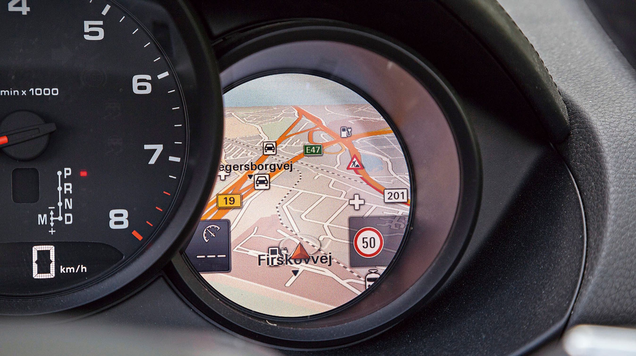 Boxster har tre instrument-ure. Det højre er en skærm, der kan vise radio, tripcomputer eller navigation.