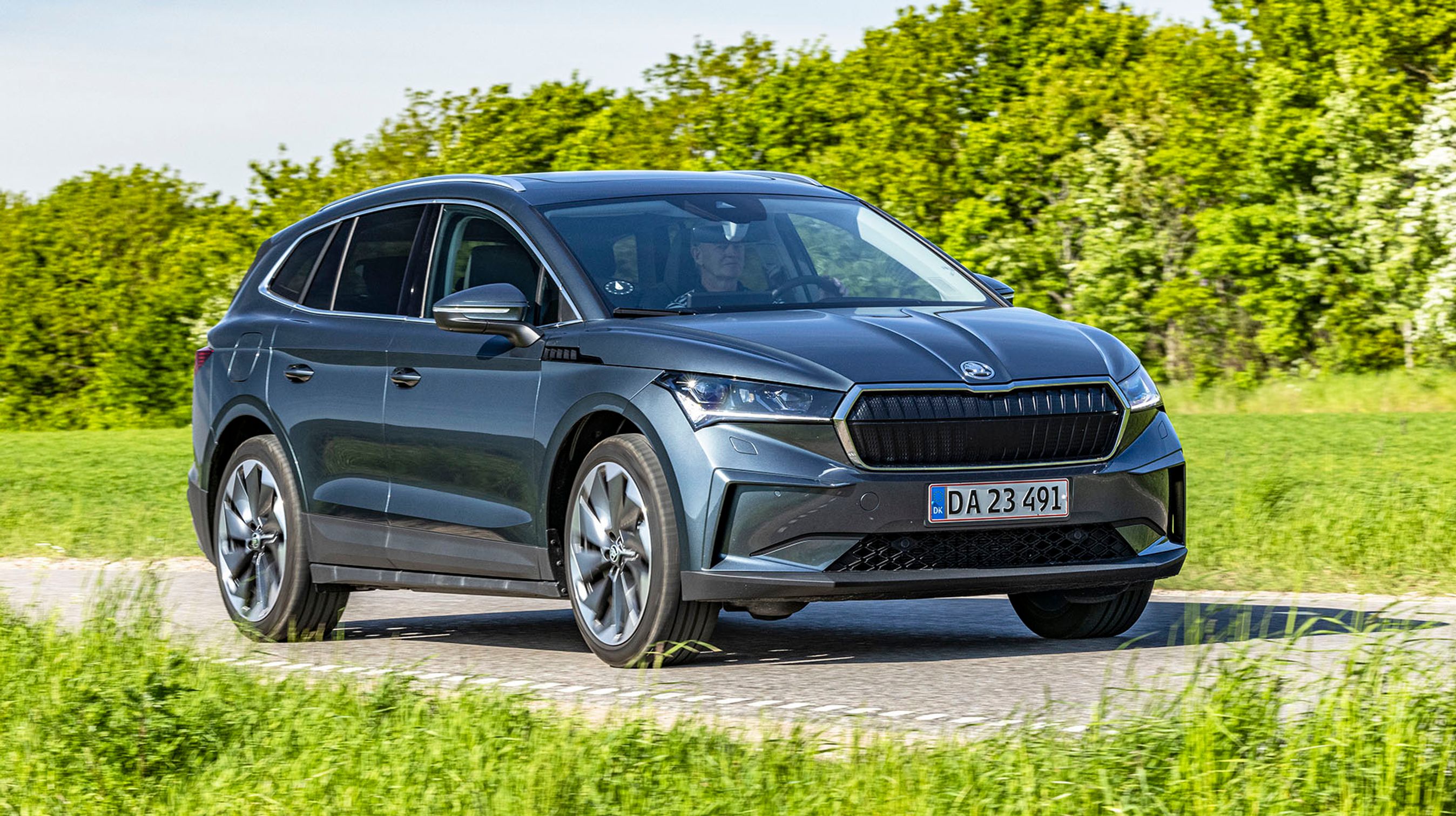 Skoda Enyaq er en moderne elektrisk familiebil, der både er SUV-smart og samtidig har plads til alt, hvad familien kunne ønske sig. Pladsforholdene er imponerende.