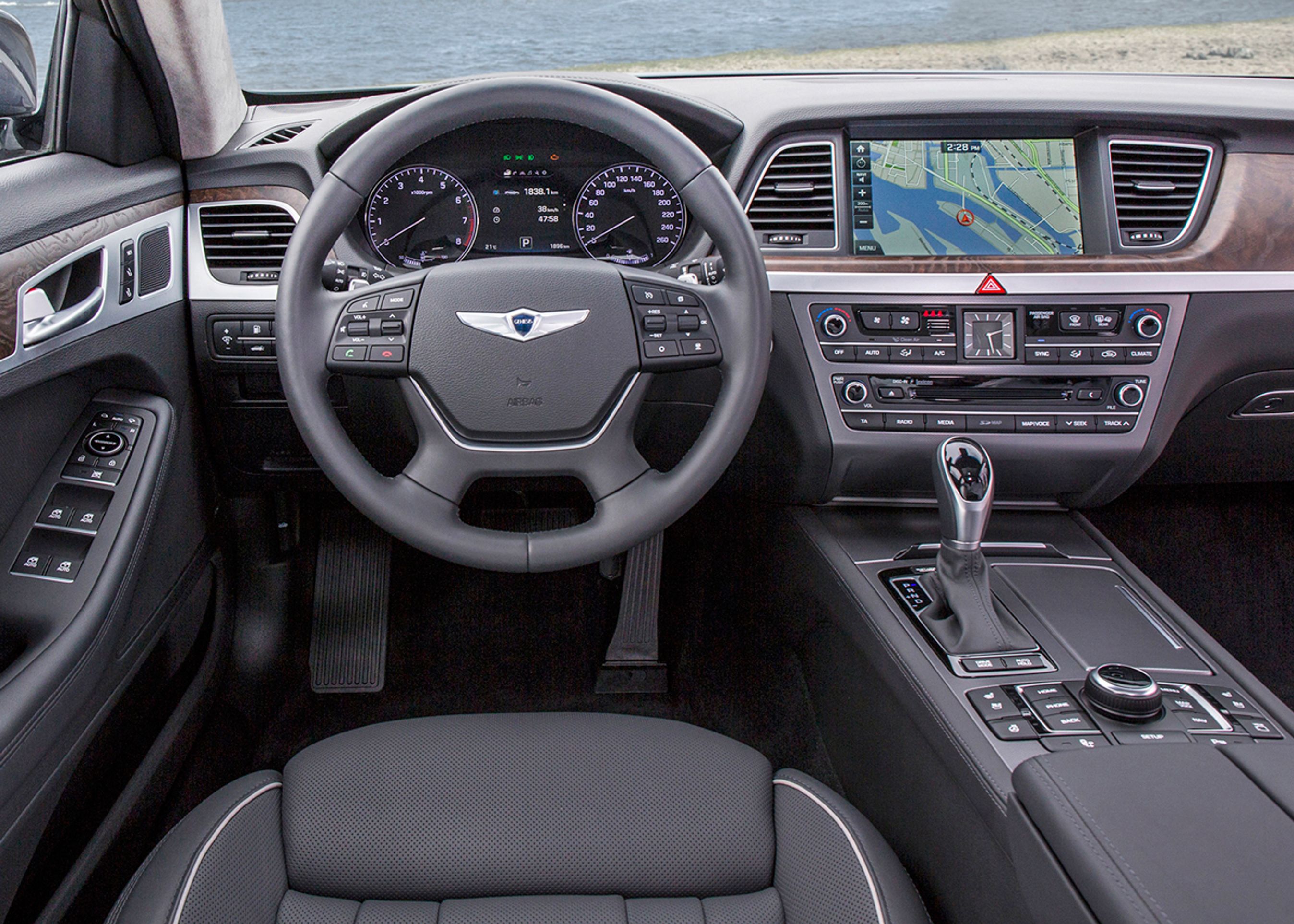 Der mangler næppe noget i komfortudstyr i Hyundai Genesis, der både har læderkabine og træpaneler. Hyundai Danmark siger derimod ikke noget om, hvad findes af sikkerhedssystemer.