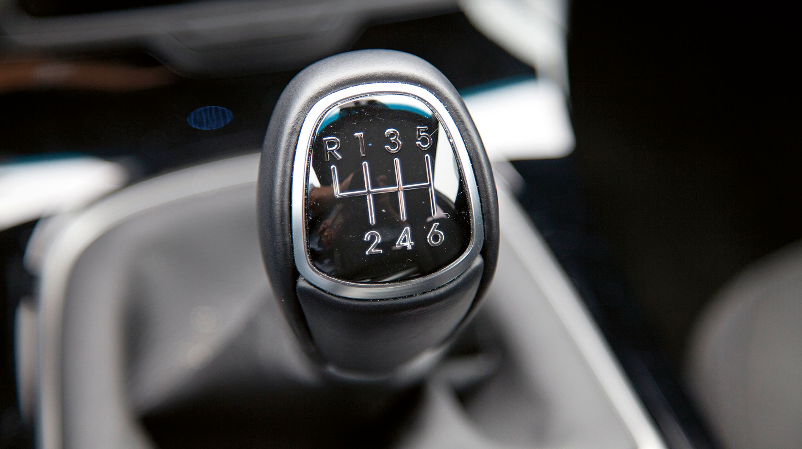 Alle udgaver har som standard en sekstrins manuel gearkasse, men et sekstrins automatgear fås for 30.000 kr.