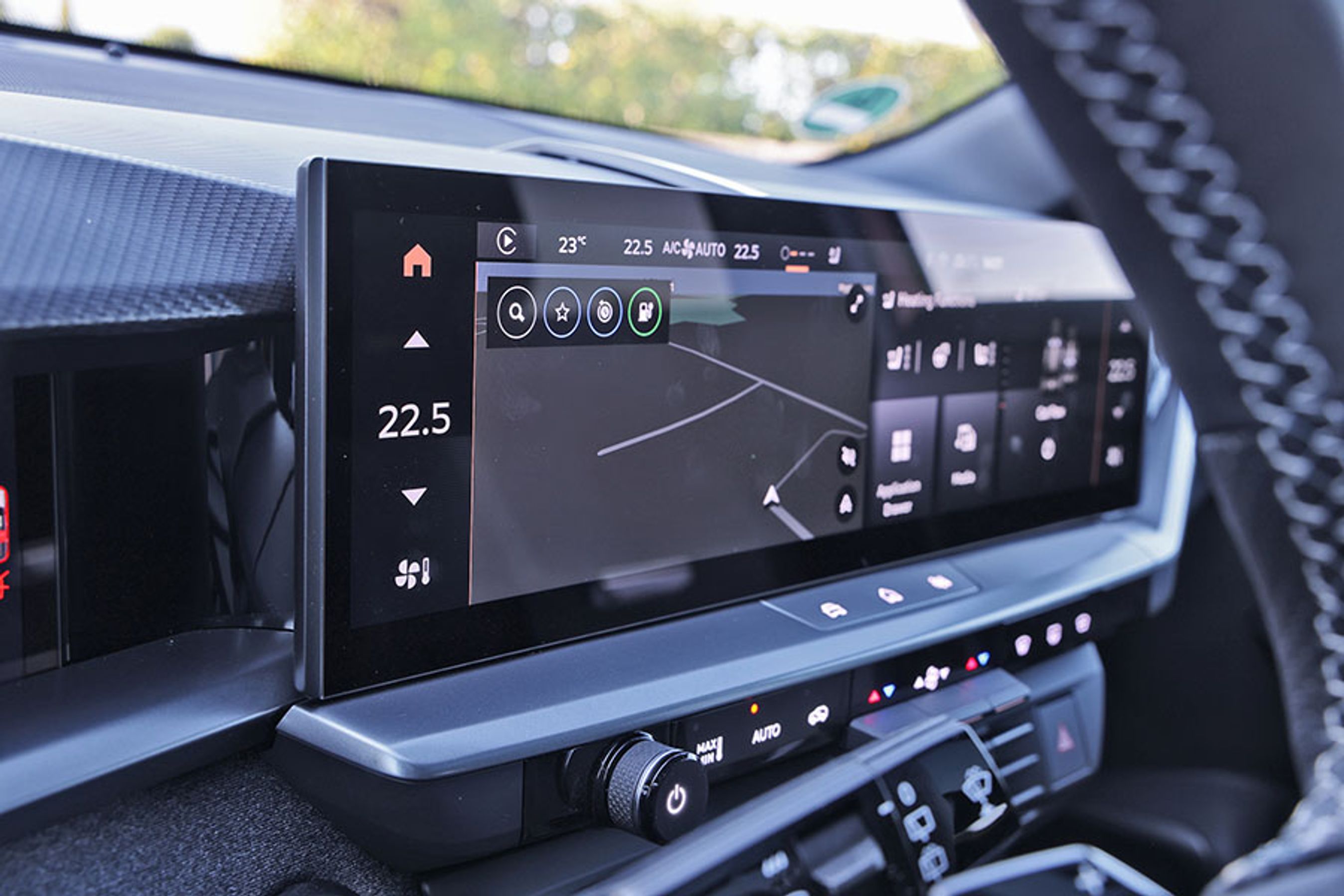 Under skærmen sidder en række fysiske knapper, der gør det ligetil at betjene klimaanlægget.et