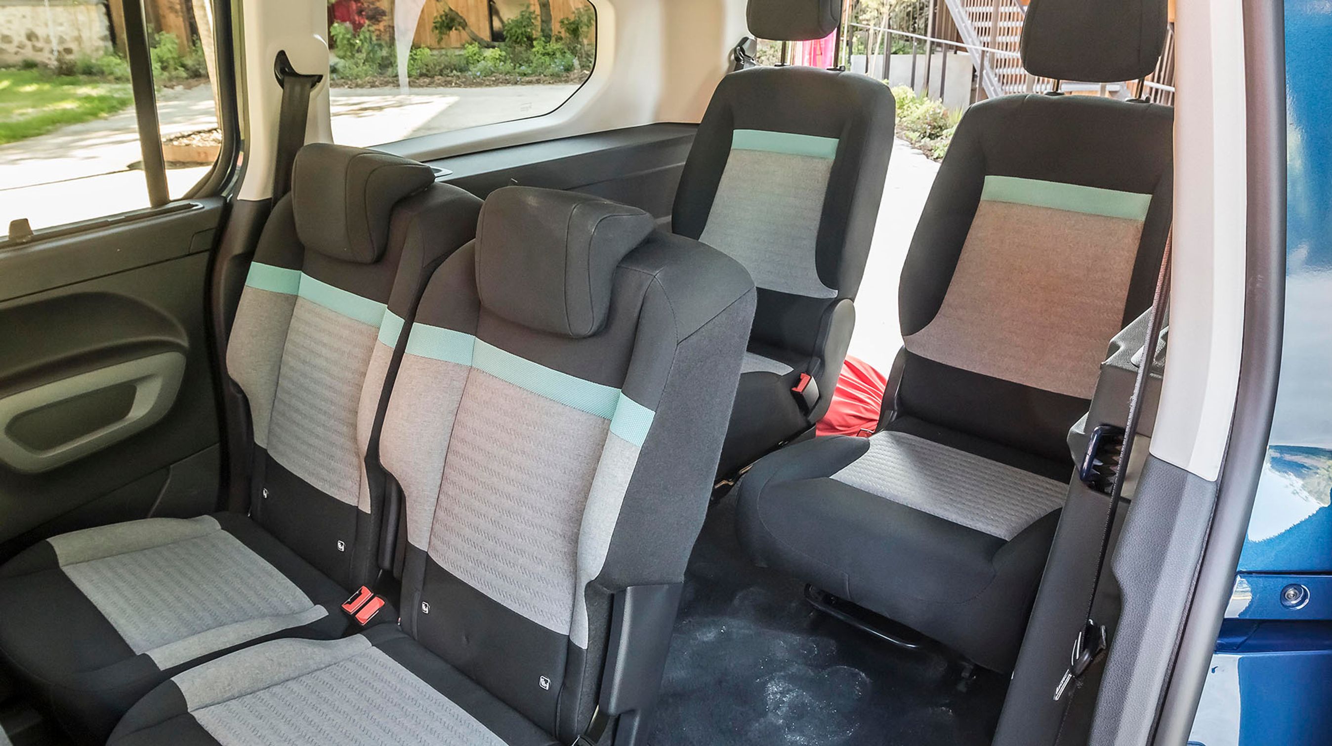 Anden række består af tre sæder, der kan justeres og – noget nyt – tages ud for at få et helt plant gulv. På tredje række er der særdeles god plads her i den lange XL-version. Hvordan det ser ud i en korte, er uvist.