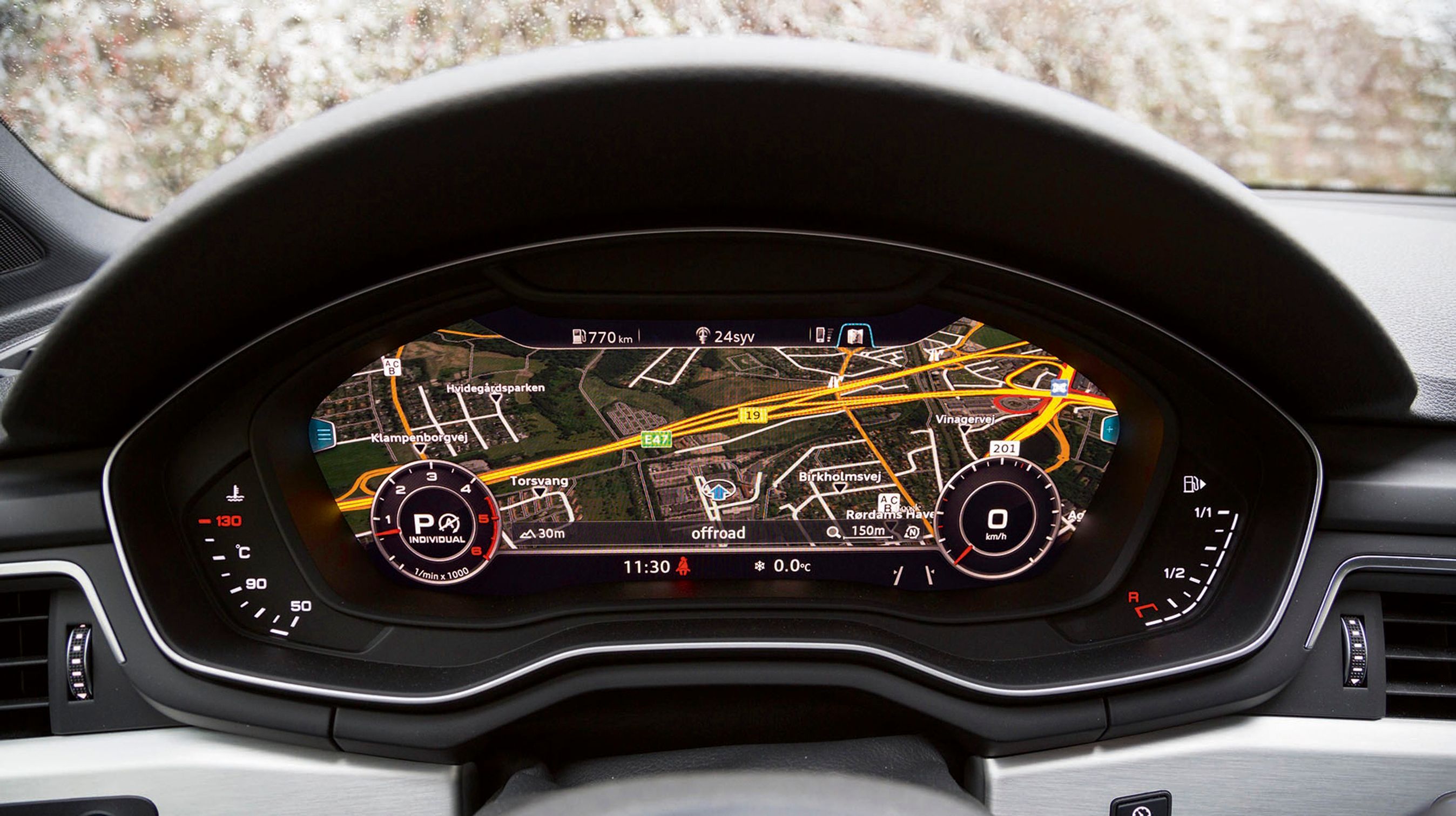 Et instrumenthus, som er en stor farveskærm, kan tilkøbes. Det er  en fornøjelse at køre med.