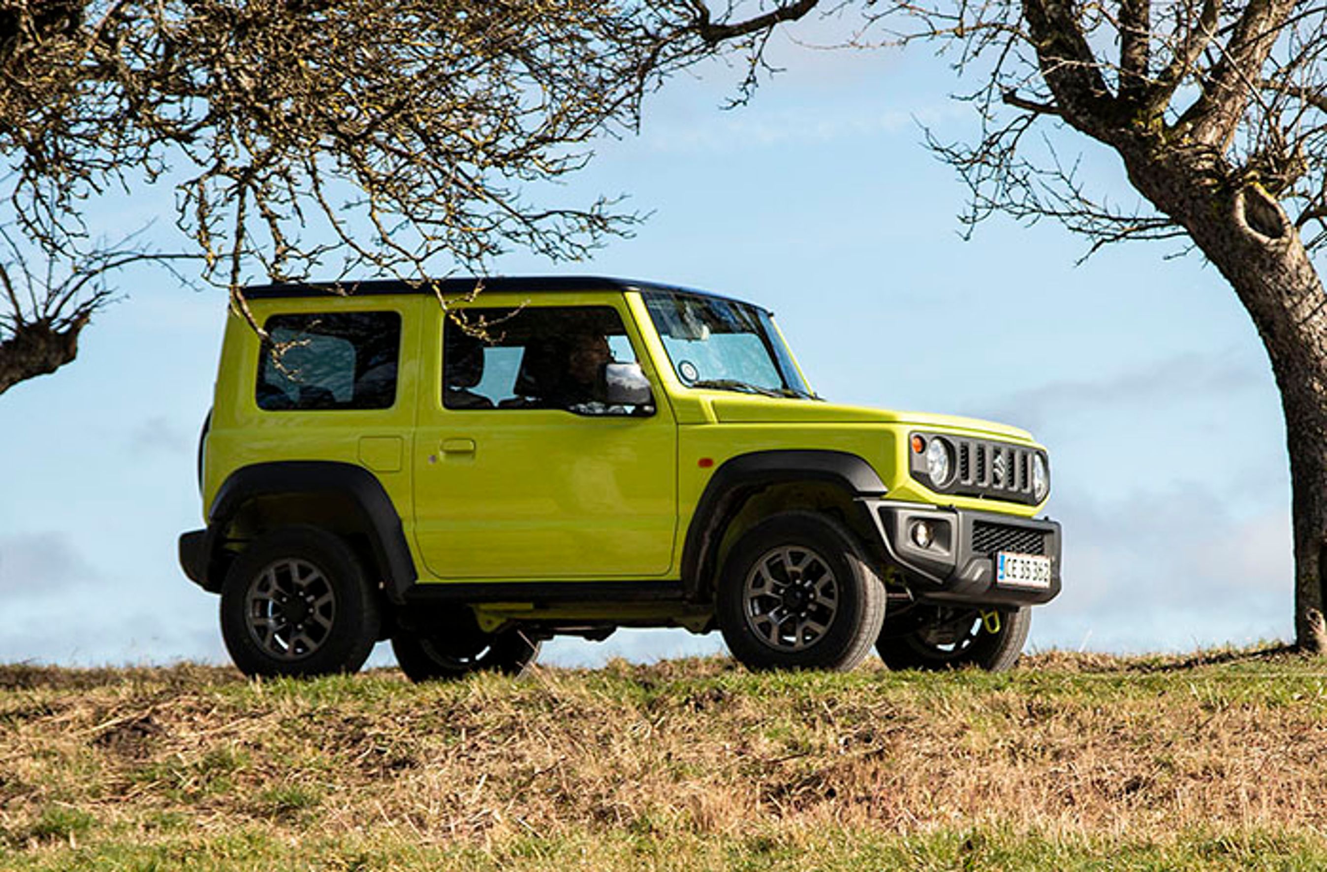Med en længde på 3,5 meter og en højde på 1,7 meter ser Jimny meget anderledes ud end andre biler. Og det er den også …
