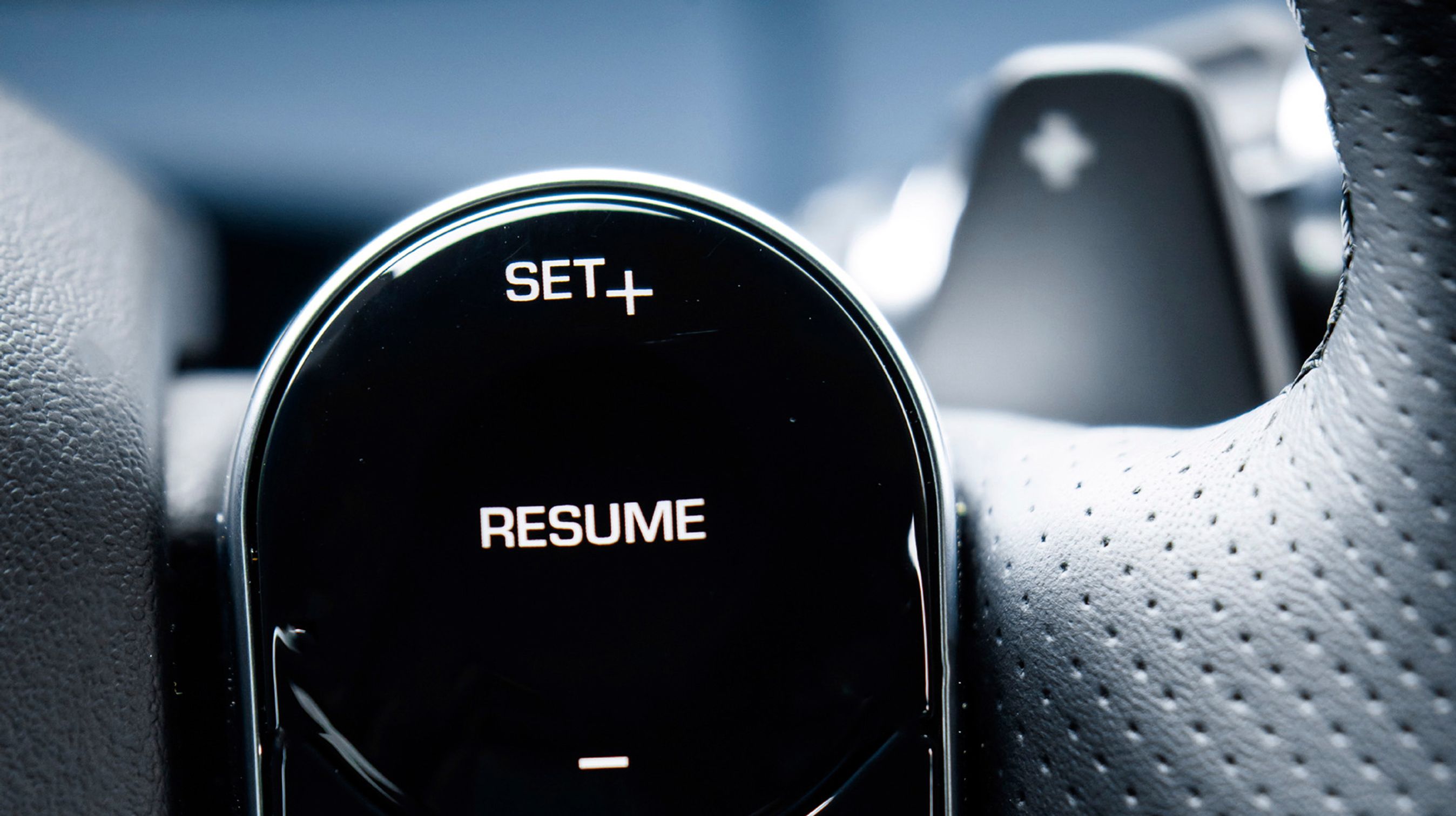 Fartpiloten er standard og styres fra en fancy konsol. En adaptiv fartpilot skal tilkøbes som en sikkerhedspakke til 24.400 kr.